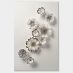 Glimmer in Grey, eine florale grau-weiße Glaswandinstallation von Verity Pulford