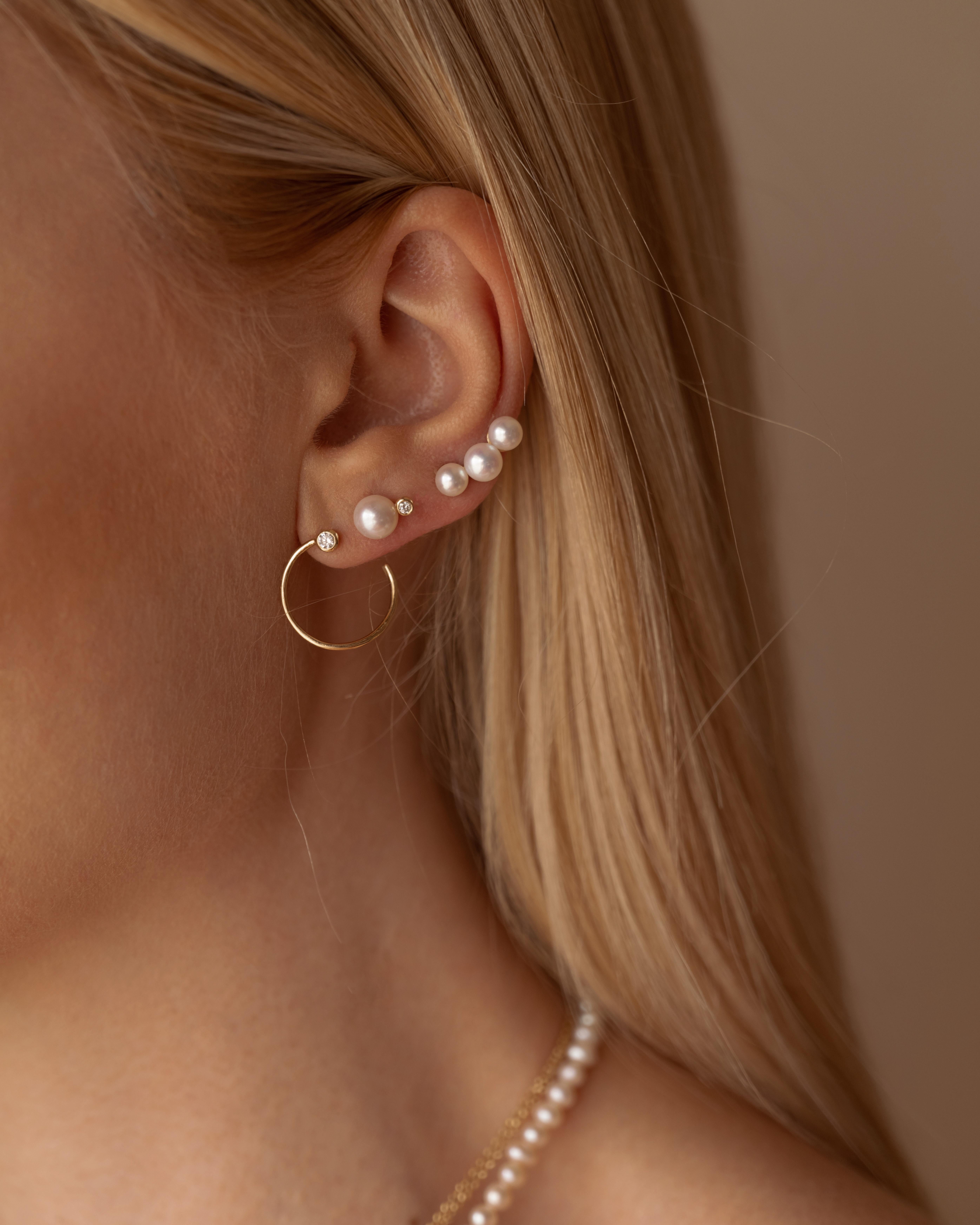 Contemporaneo Orecchini con perle Glimmer, di Michelle Massoura in vendita