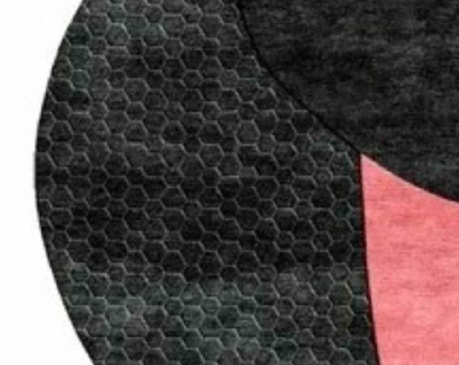 GLINT cerca di catturare l'inafferrabile: una frattura di luce, un movimento sottile, uno sfarfallio che appare e svanisce. La sua precisa forma a spirale si spezza in morbide sfumature di rosa caldo, crema e grigio, girando intorno a un punto