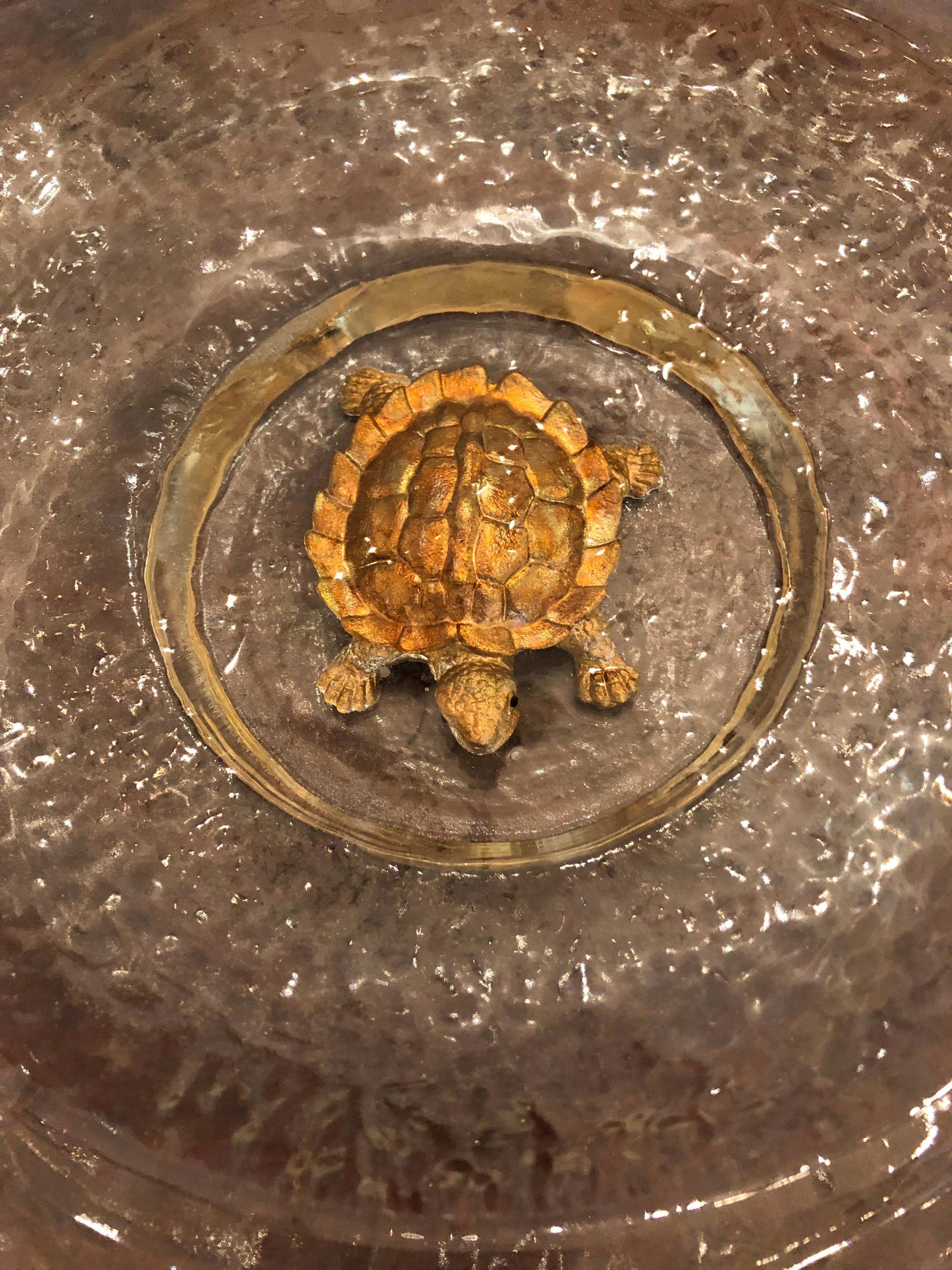 Schale aus geriffeltem Glas mit kupferfarbenem und vergoldetem Schildkrötendekor im Angebot 4