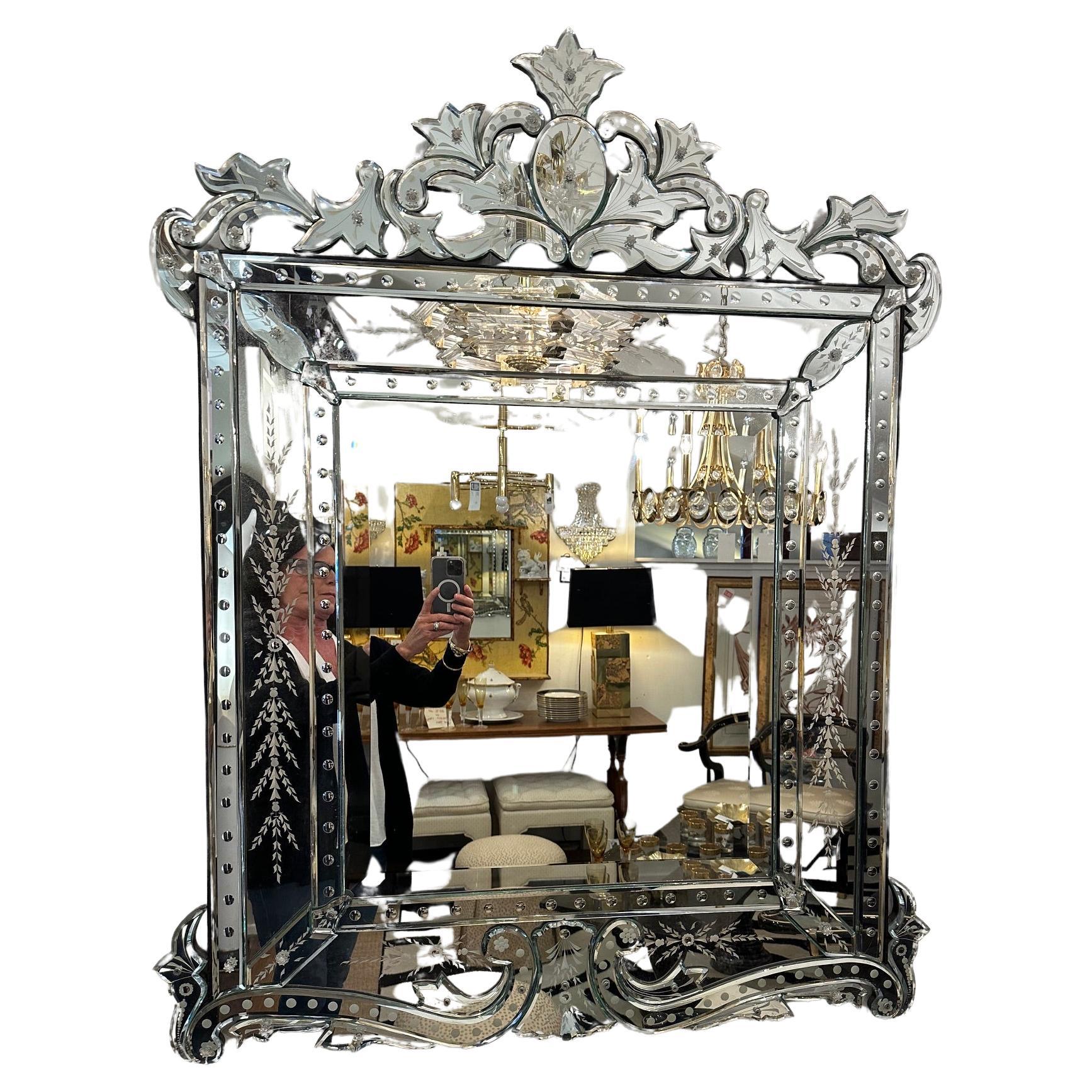 Auffallend glamouröser Spiegel im venezianischen Stil.