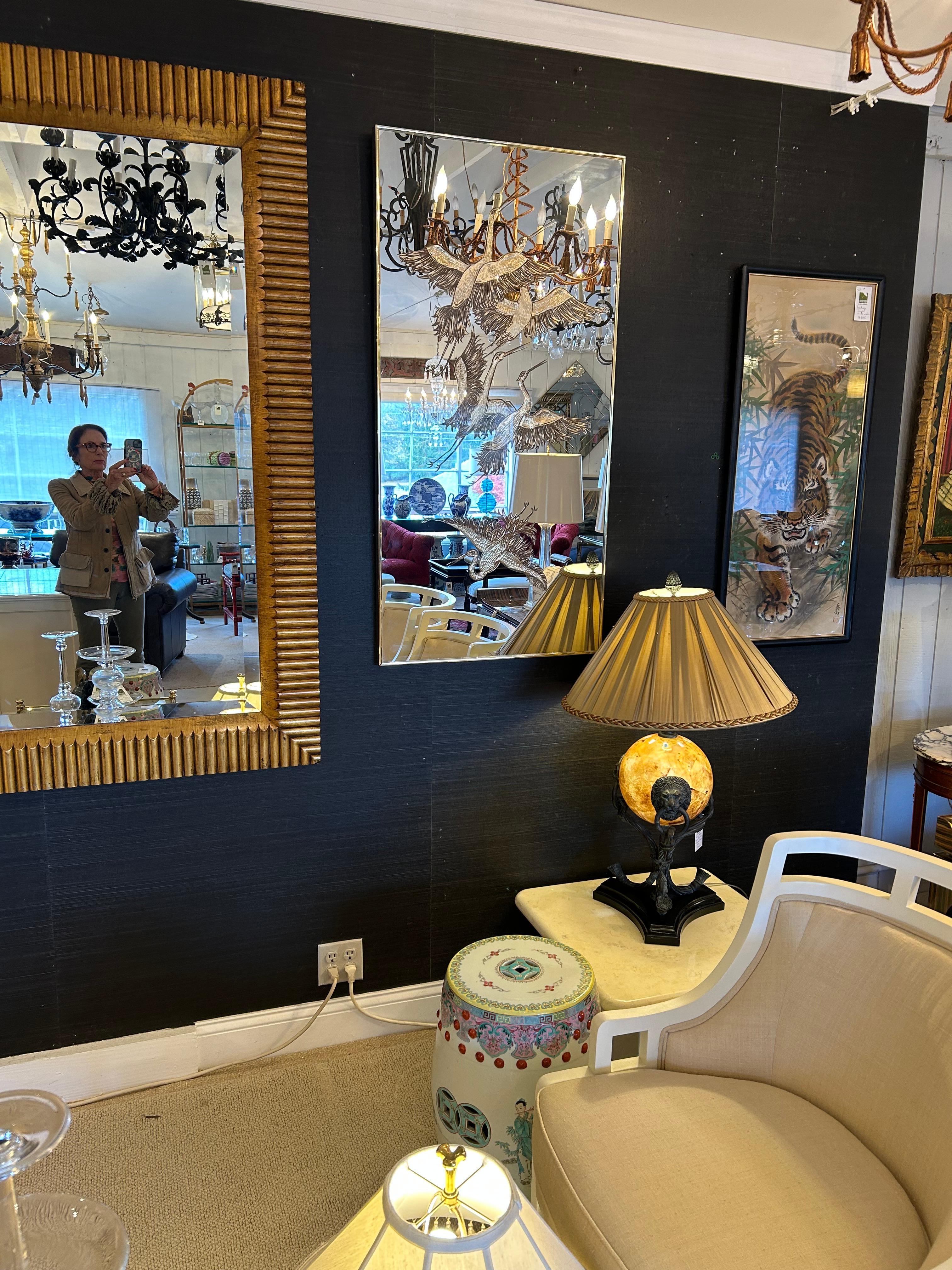 Specchio inciso Hollywood Regency scintillante con inserti in ottone e oro in vendita 1