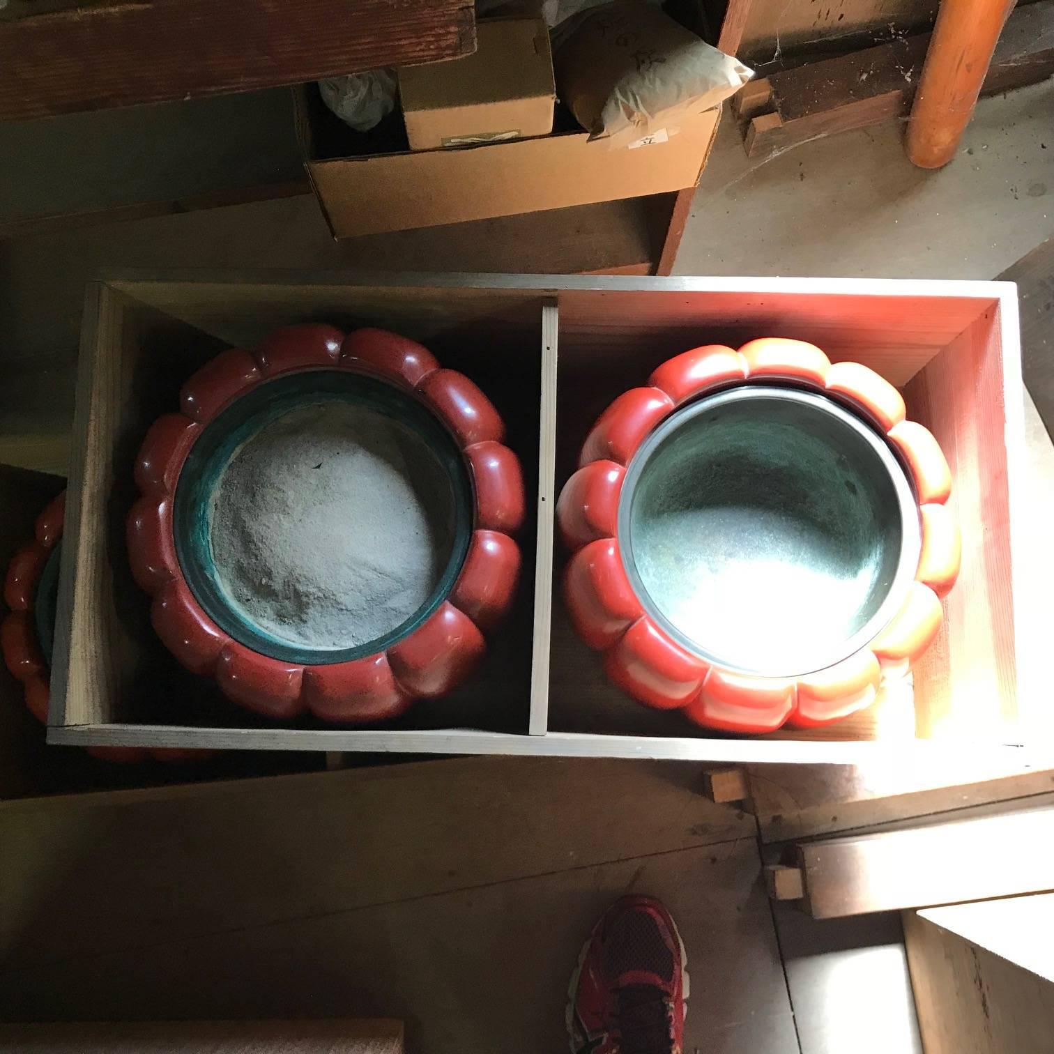 Paar antike rote Lack-Schalen Hibachi-Pflanzgefäße in Schachtelverpackung, aus altem Japan (Japanisch)