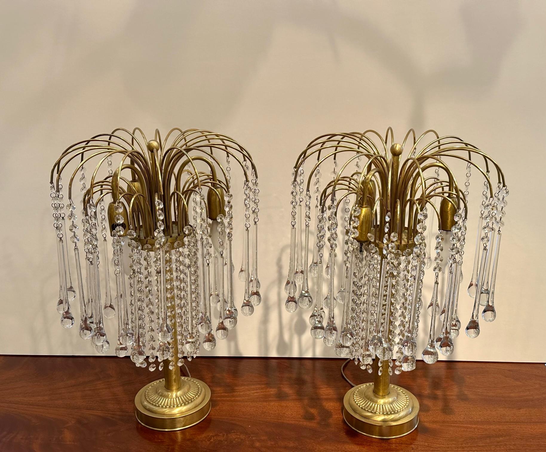 Reluciente par de glamurosas lámparas de mesa italianas de cristal y latón Italiano en venta