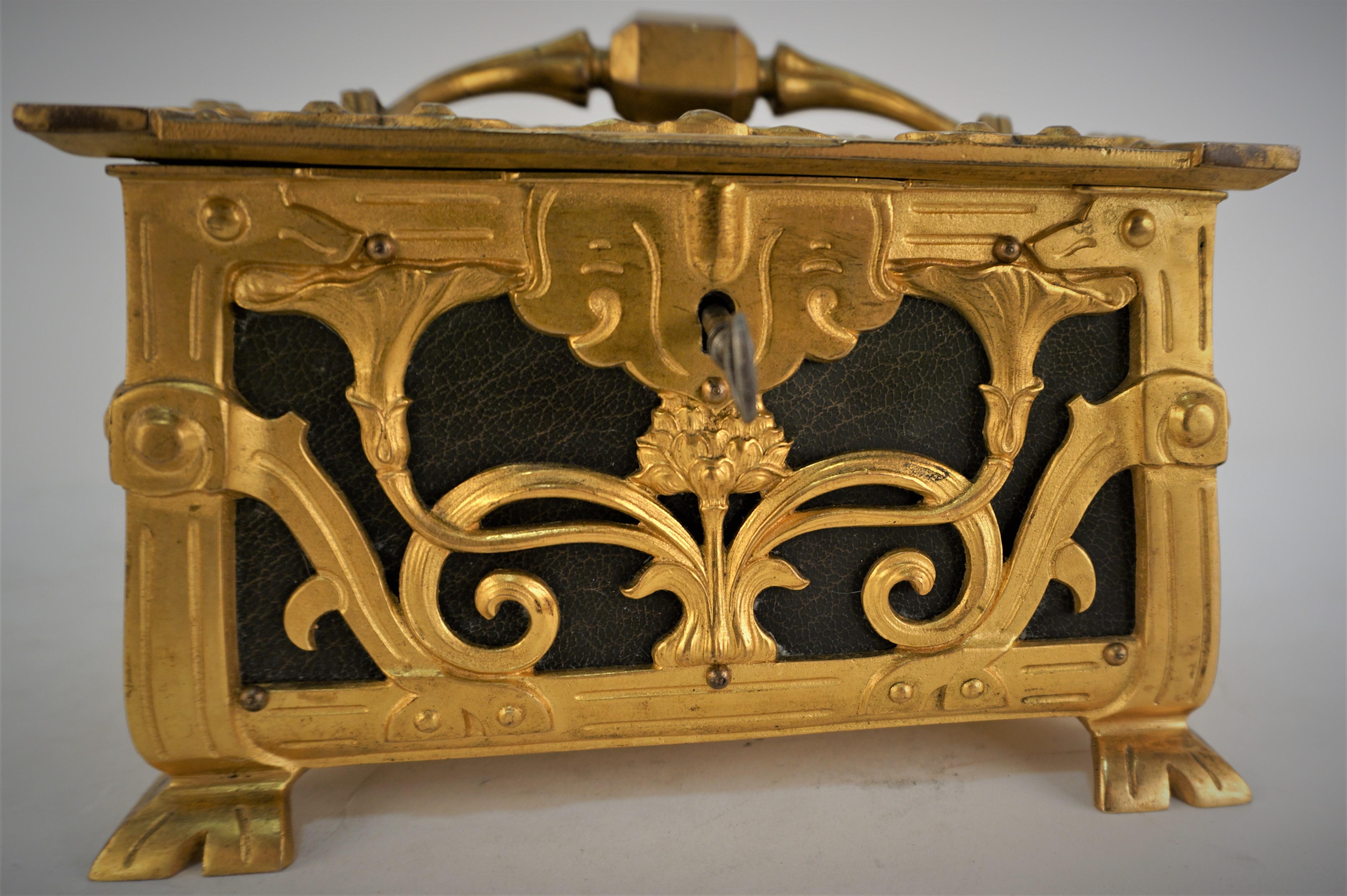 Art nouveau Glit Bronze Art Nouveau Decorative Jewelry Box en vente