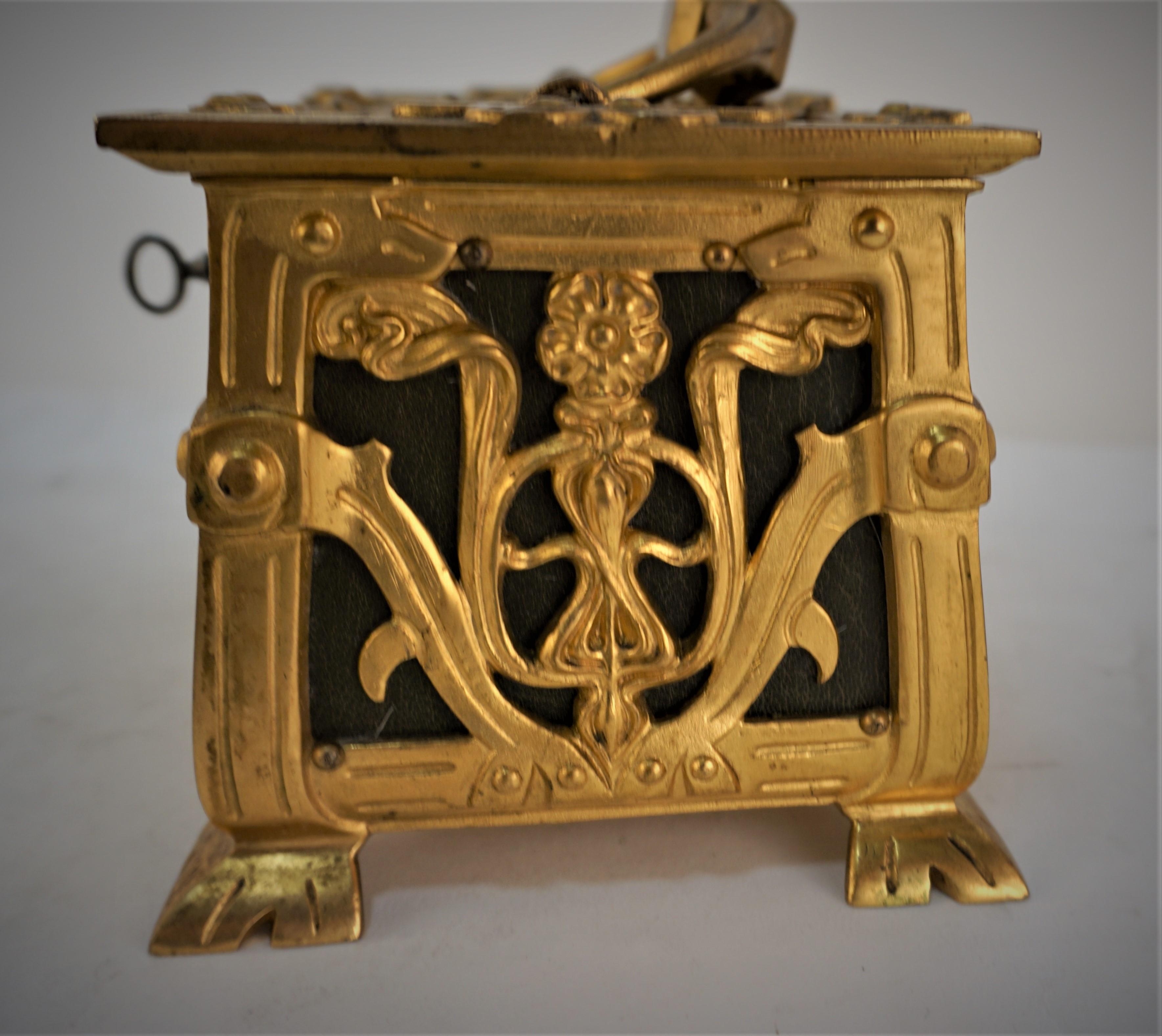 Doré Glit Bronze Art Nouveau Decorative Jewelry Box en vente