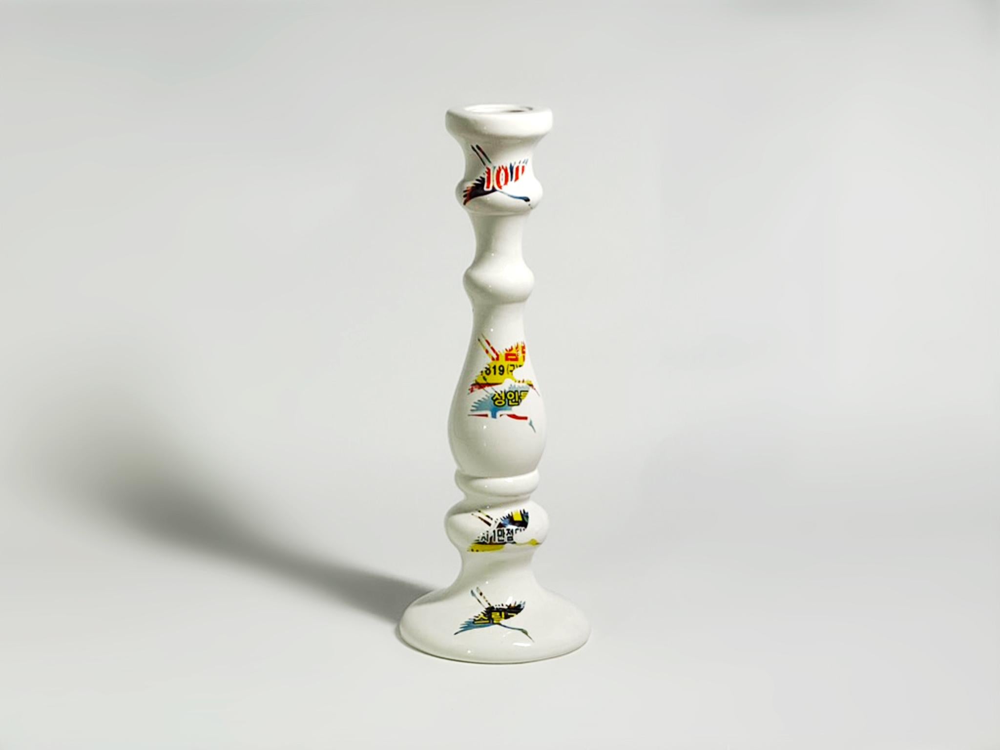 Störung #01, 2023 von Yongwon Noh
Aus der Serie Glitch
Keramik
Größe: 10,6 Zoll. H x 3.9 in. W x 3.9 in. D
Gewicht: 1kg Unverpackt
Einzigartiges Stück
Signatur auf dem Boden der Vase

Die Glitch-Serie ist eine zeitgenössische Neuinterpretation der