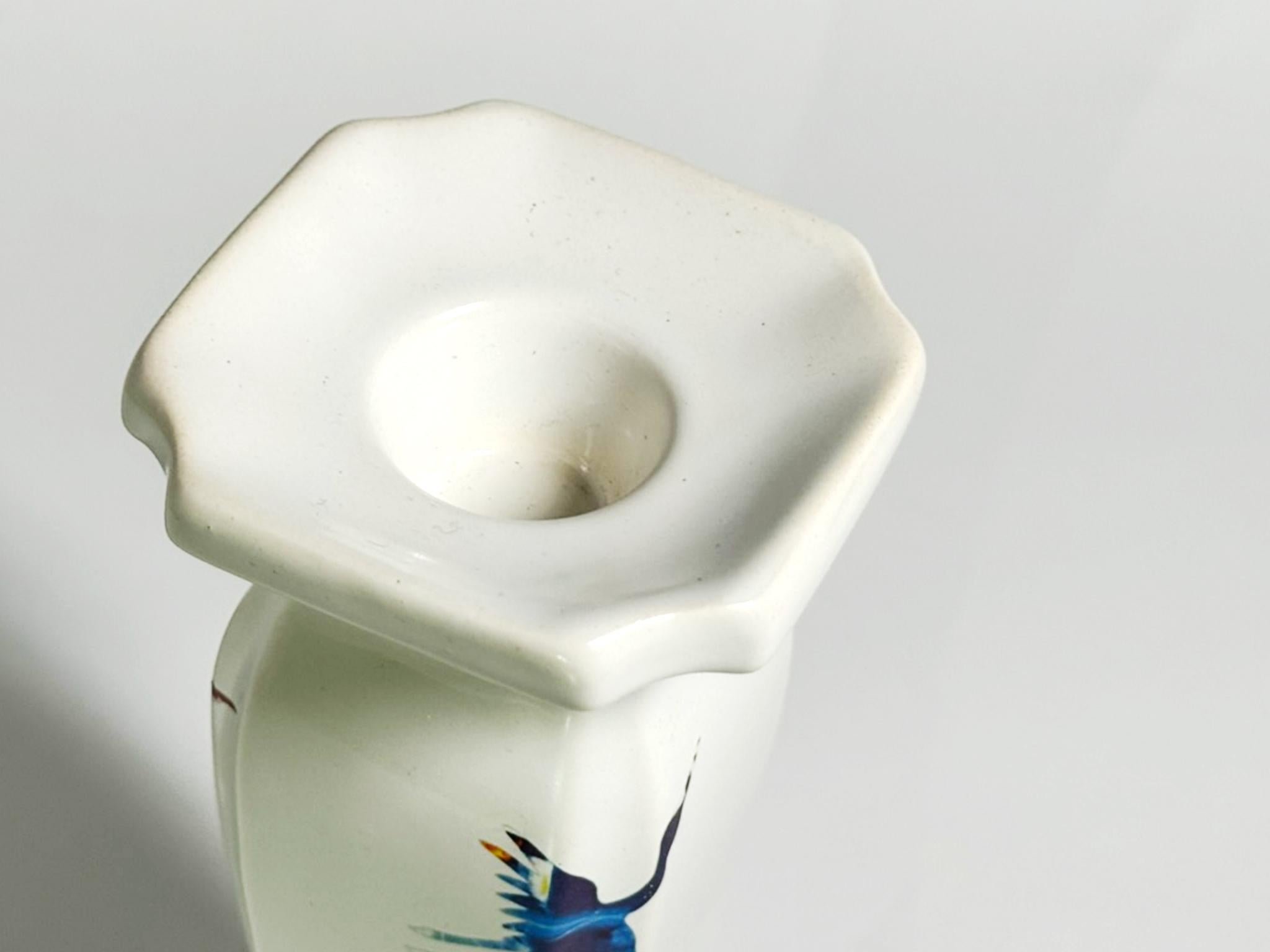 Störung #02, 2023 von Yongwon Noh
Aus der Serie Glitch
Keramik
Größe: 7,4 Zoll. H x 3.5 in. W x 3.5 in. D
Gewicht: 1kg Unverpackt
Einzigartiges Stück
Signatur auf dem Boden der Vase

Die Glitch-Serie ist eine zeitgenössische Neuinterpretation der