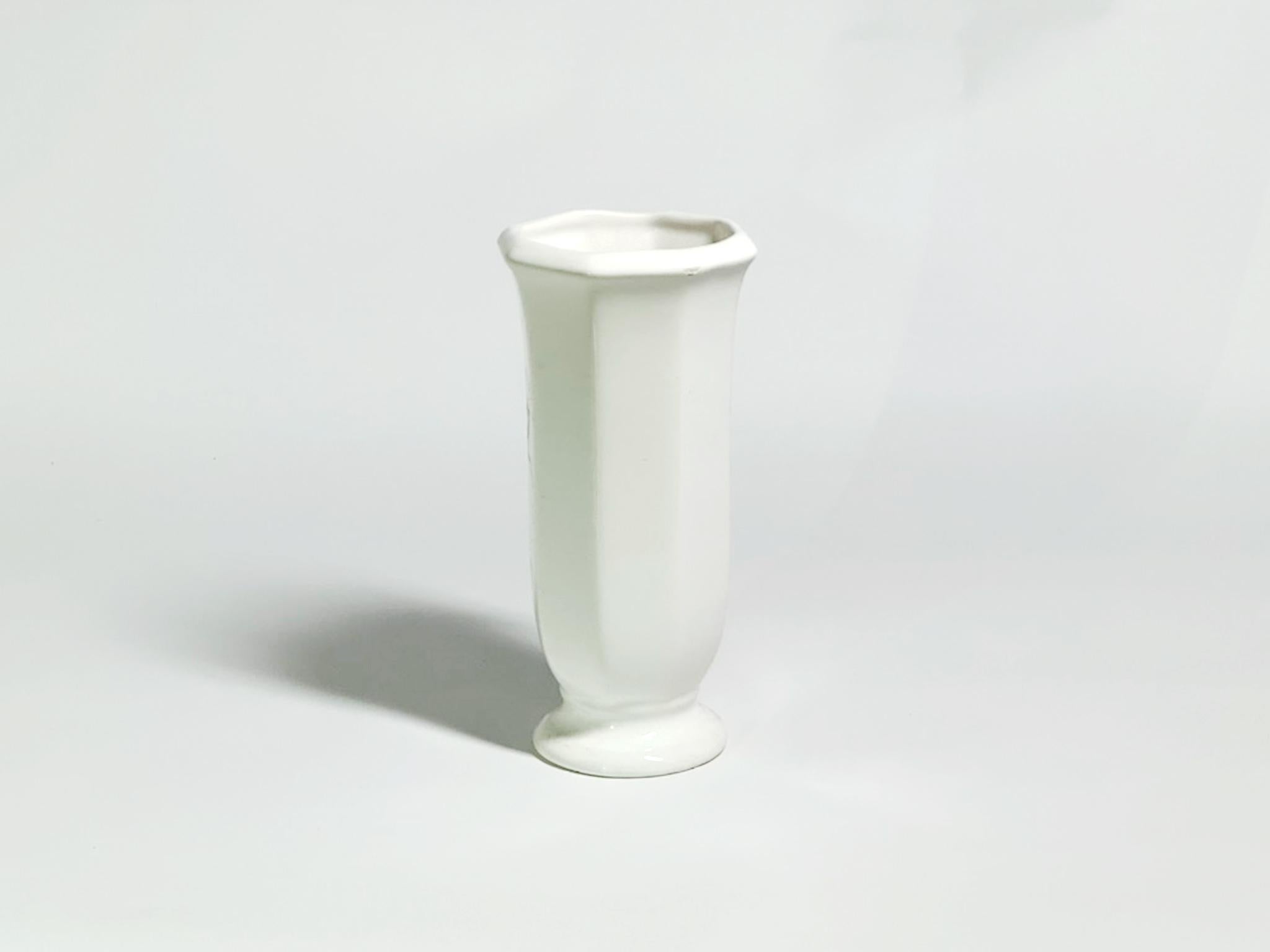 Störung Nr. 03, 2023 von Yongwon Noh
Aus der Serie Glitch
Keramik
Größe: 6,2 Zoll. H x 2.7 in. W x 2.7 in. D
Gewicht: 1kg Unverpackt
Einzigartiges Stück
Signatur auf dem Boden der Vase

Die Glitch-Serie ist eine zeitgenössische Neuinterpretation der