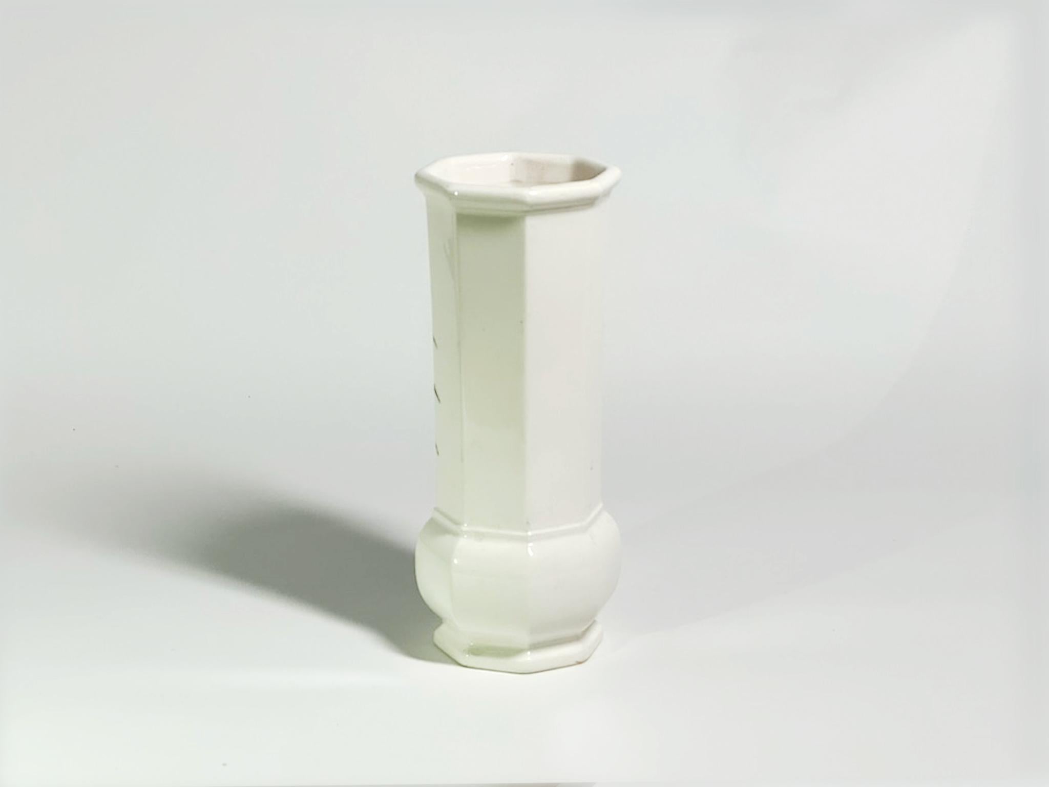 Störung #04, 2023 von Yongwon Noh
Aus der Serie Glitch
Keramik
Größe: 6,7 Zoll. H x 2.7 in. W x 2.7 in. D
Gewicht: 1kg Unverpackt
Einzigartiges Stück
Signatur auf dem Boden der Vase

Die Glitch-Serie ist eine zeitgenössische Neuinterpretation der