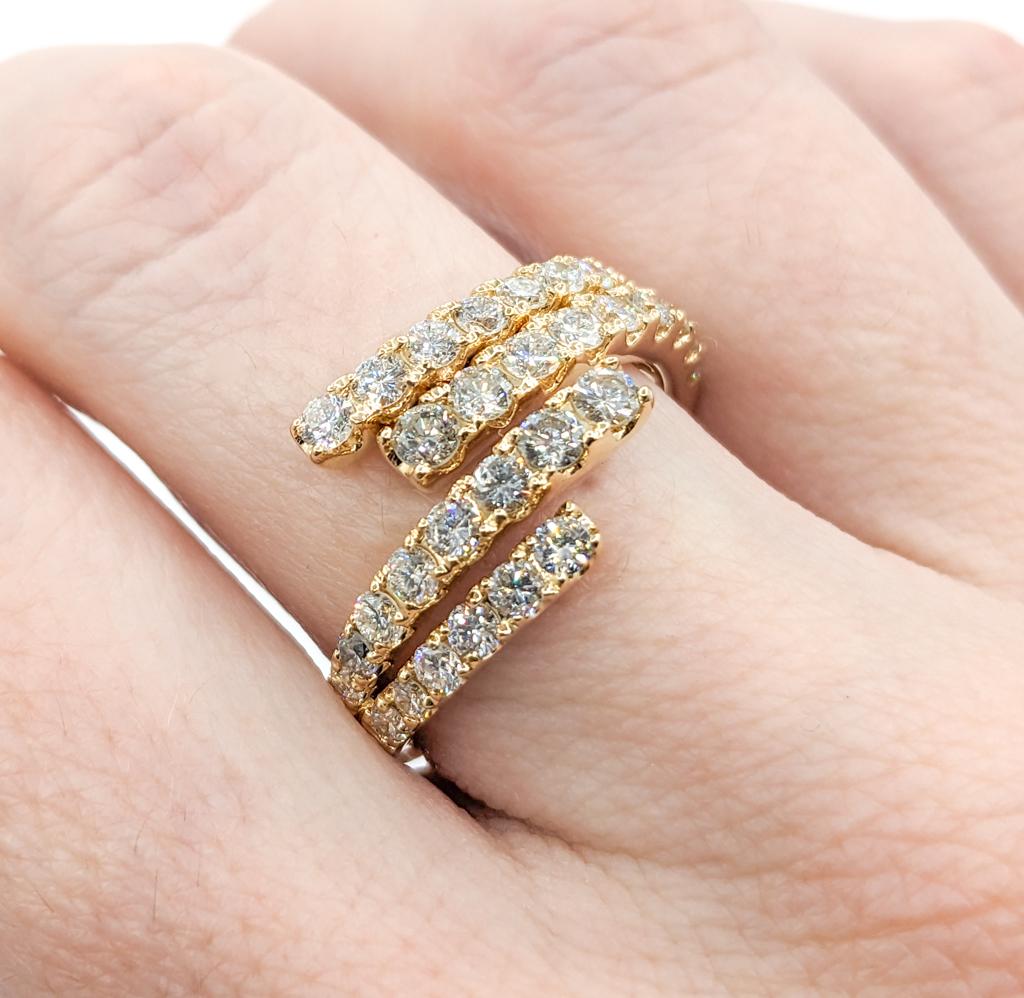 Glittering Diamond Bypass Ring in Gold In Excellent Condition For Sale In Bloomington, MN