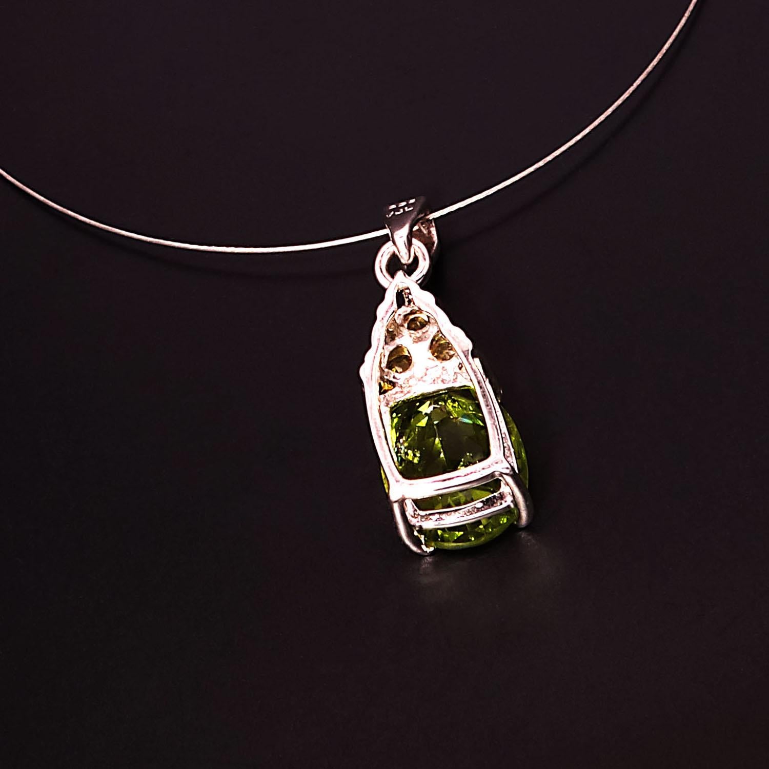 Gemjunky Glittering, Green Oval Peridot Pendant with Yellow Sapphire Accents  (Kunsthandwerker*in)