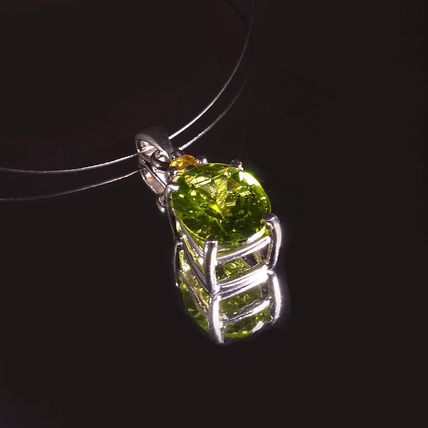 Gemjunky Glittering, Green Oval Peridot Pendant with Yellow Sapphire Accents  (Ovalschliff)