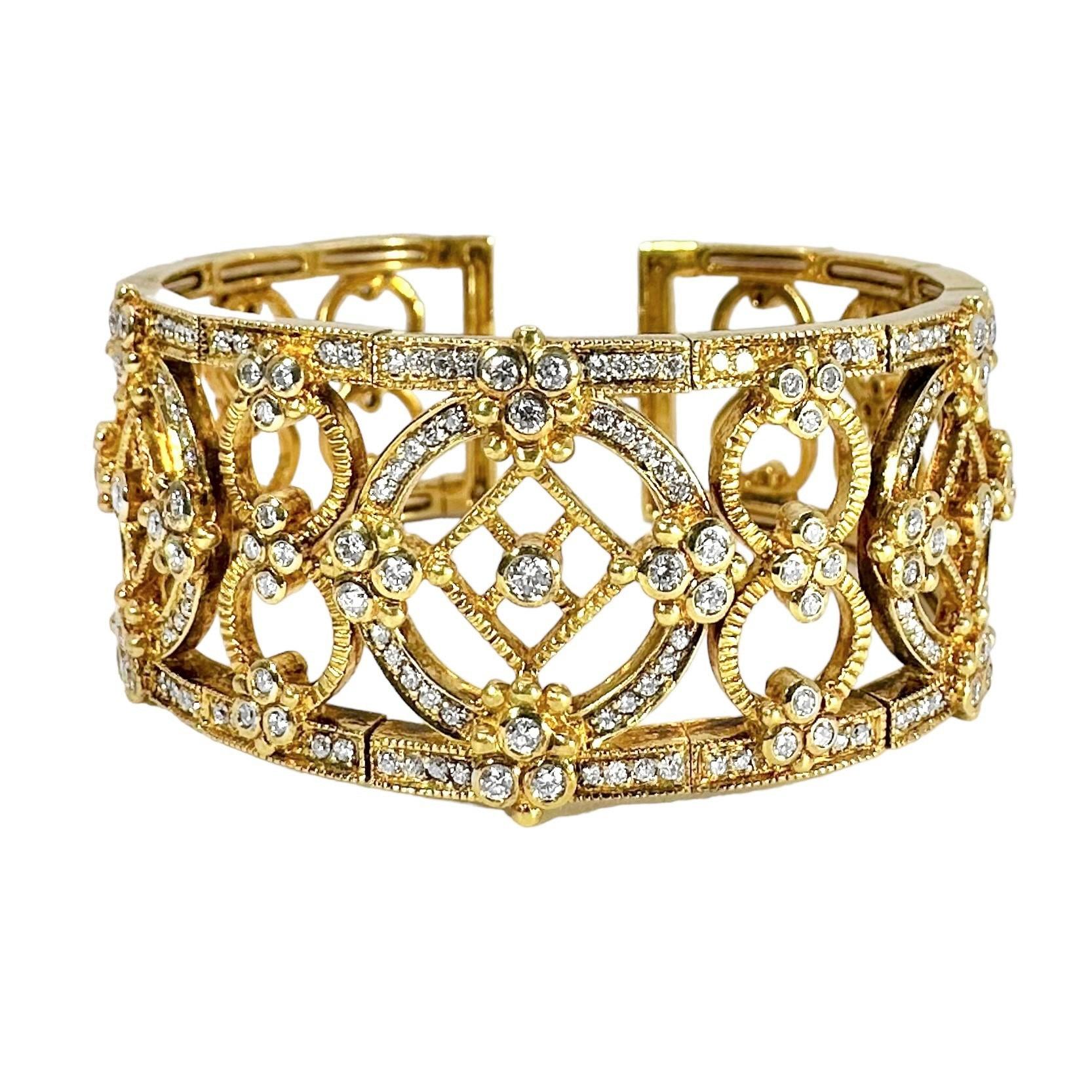 Dieses atemberaubende Judith Ripka Manschettenarmband ist in Maserung gefertigt und mit hochwertigen Brillanten auf fast allen nach vorne gerichteten Flächen besetzt. Gefertigt aus reichem 18-karätigem Gelbgold, funkeln alle Diamanten besonders