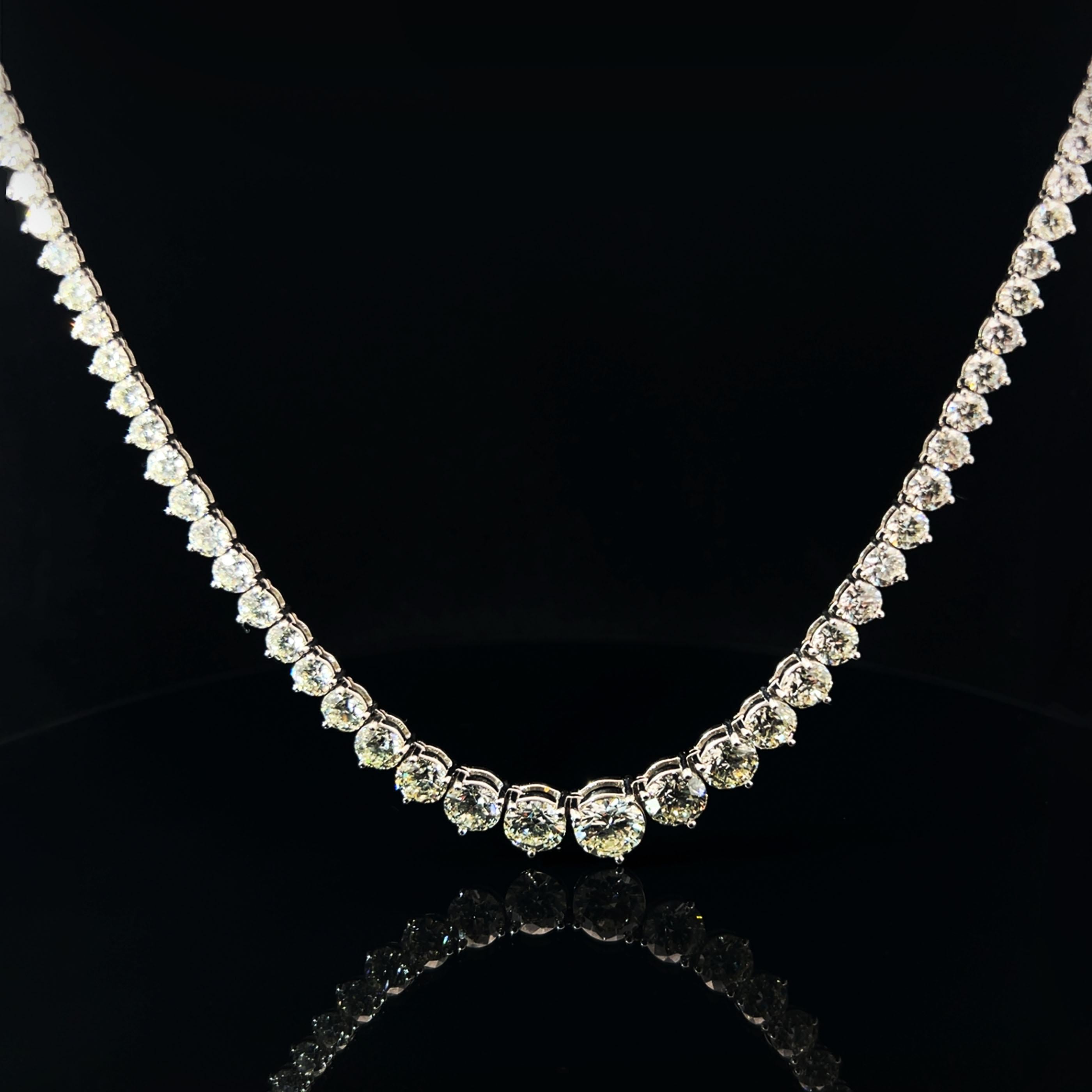 Classic Graduated 18K Gold Round Diamond Tennis Necklace In New Condition For Sale In Los Angeles, CA