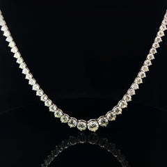 Klassische abgestufte Tennis-Halskette mit runden Diamanten aus 18 Karat Gold