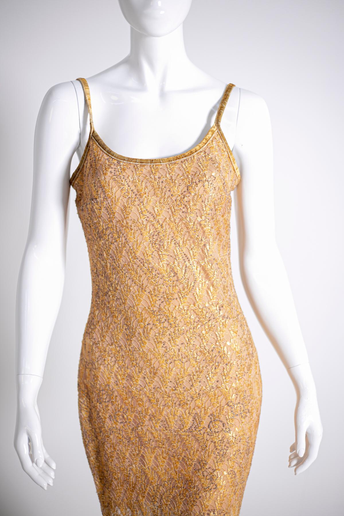 Wonderful long dress designed by Faust in the 1970s circa. The dress has the original label.
The dress is ankle-length. The upper part of the dress consists of two very narrow straps, which create a contained and fascinating neckline.
The dress