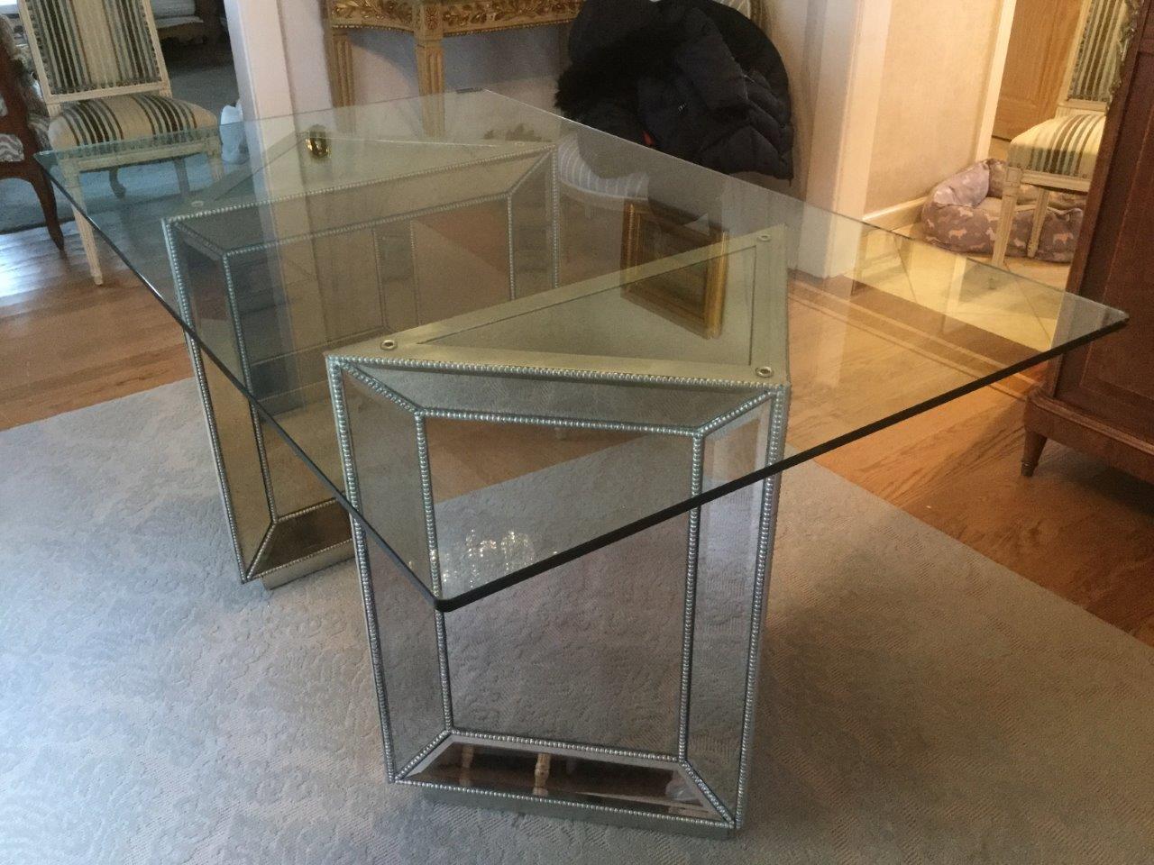 Moderne Table de salle à manger rectangulaire contemporaine en verre avec piétements triangulaires en miroir en vente
