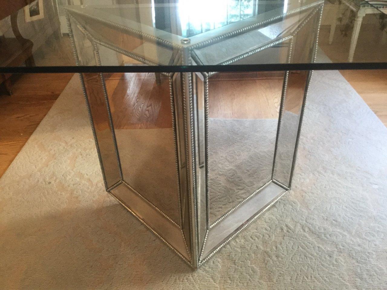 Nord-américain Table de salle à manger rectangulaire contemporaine en verre avec piétements triangulaires en miroir en vente