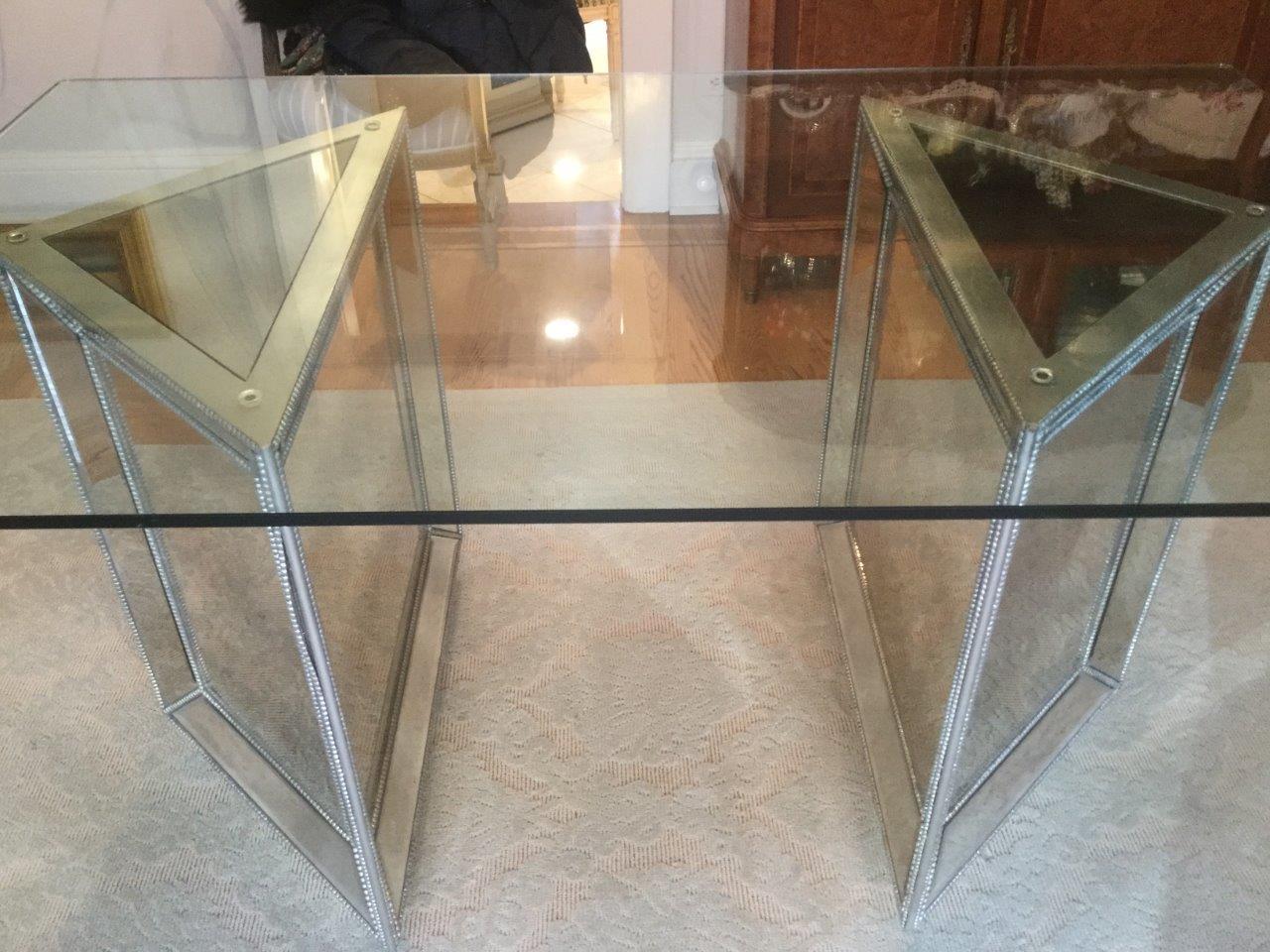 Table de salle à manger rectangulaire contemporaine en verre avec piétements triangulaires en miroir Bon état - En vente à Hopewell, NJ