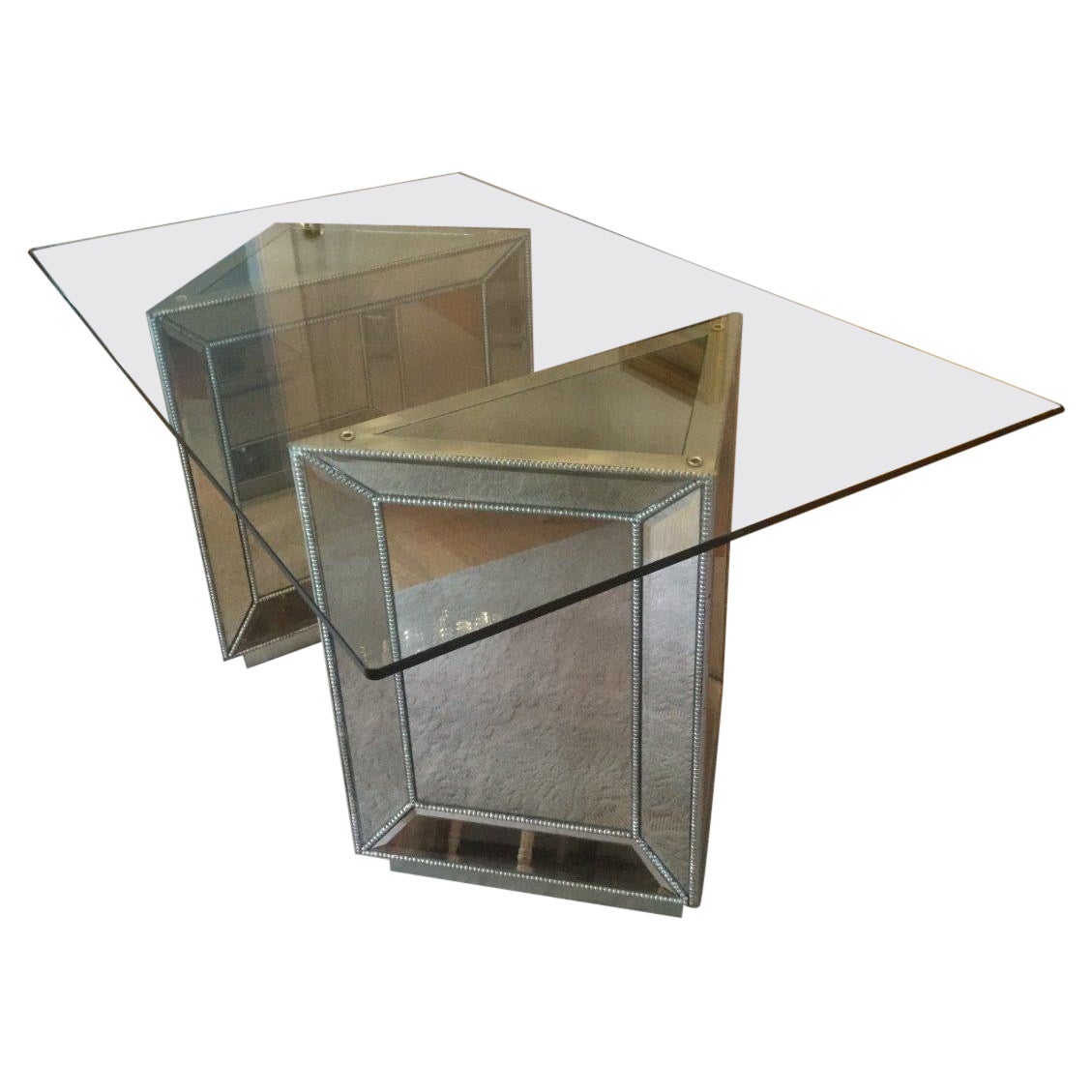Glitzy Contemporary Rectangular Esstisch aus Glas mit verspiegelten Dreiecksfüßen im Angebot
