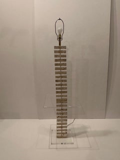 Lampada da terra in lucite e travertino con tavolo
