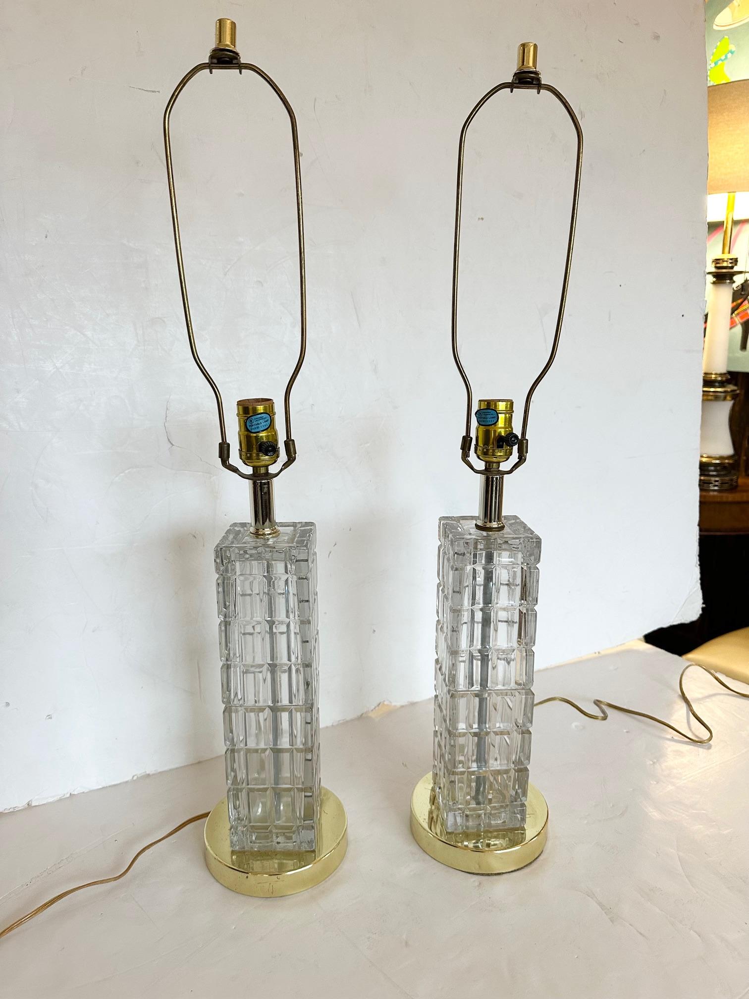 Glitzerndes Paar Hollywood-Regency-Tischlampen aus Kristall im Blockschliff im Angebot 3