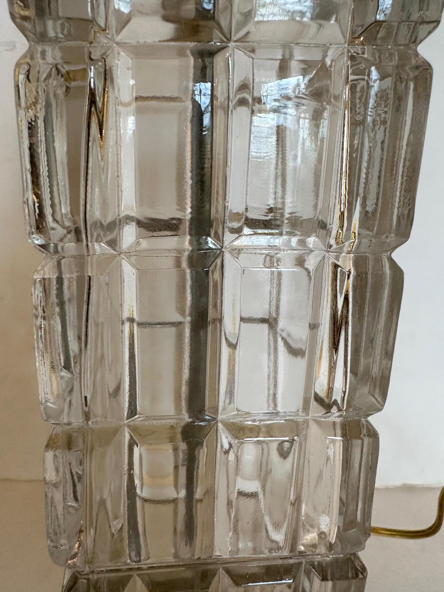 Glitzerndes Paar Hollywood-Regency-Tischlampen aus Kristall im Blockschliff (Mitte des 20. Jahrhunderts) im Angebot