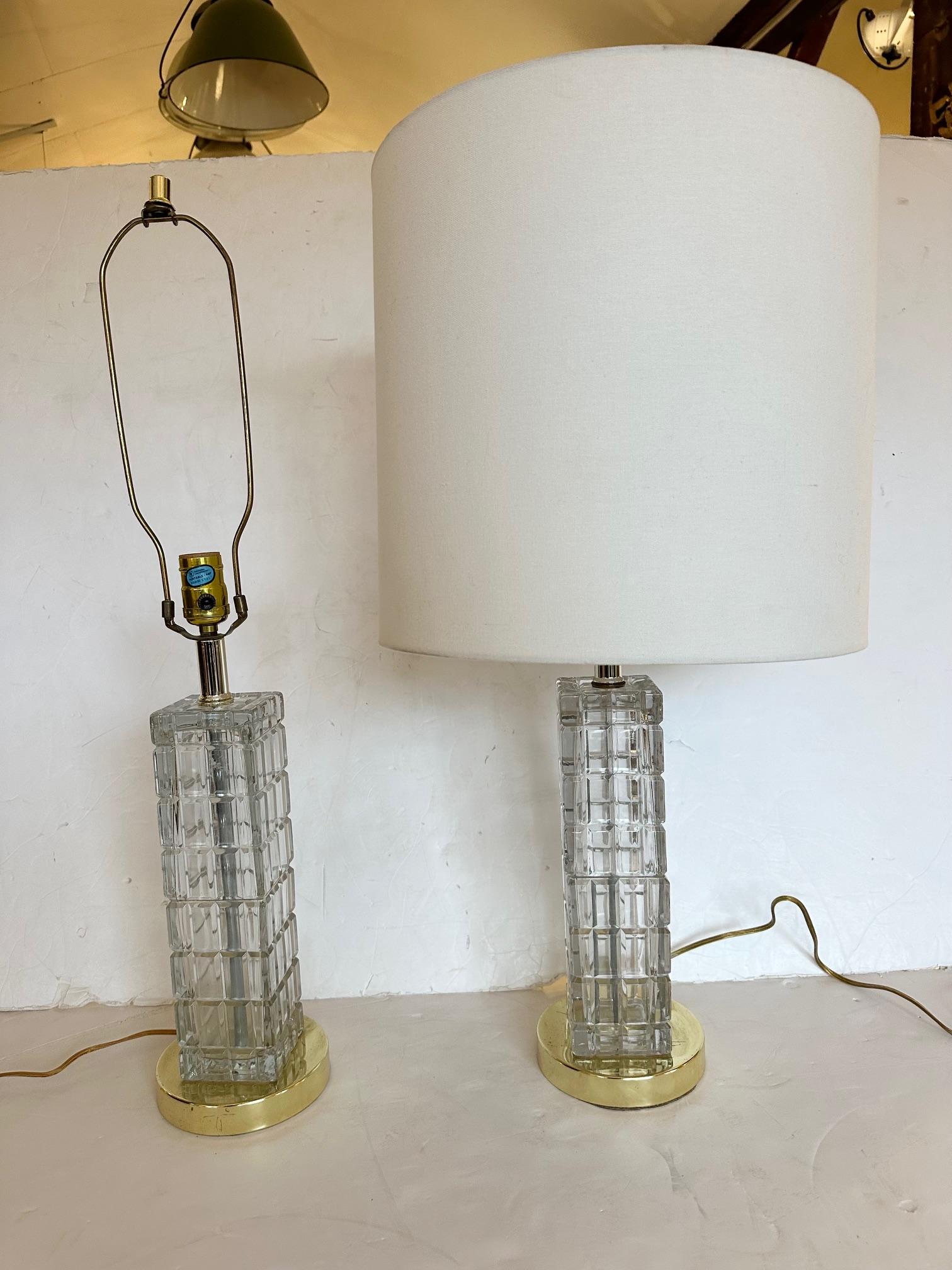 Glitzerndes Paar Hollywood-Regency-Tischlampen aus Kristall im Blockschliff im Angebot 1
