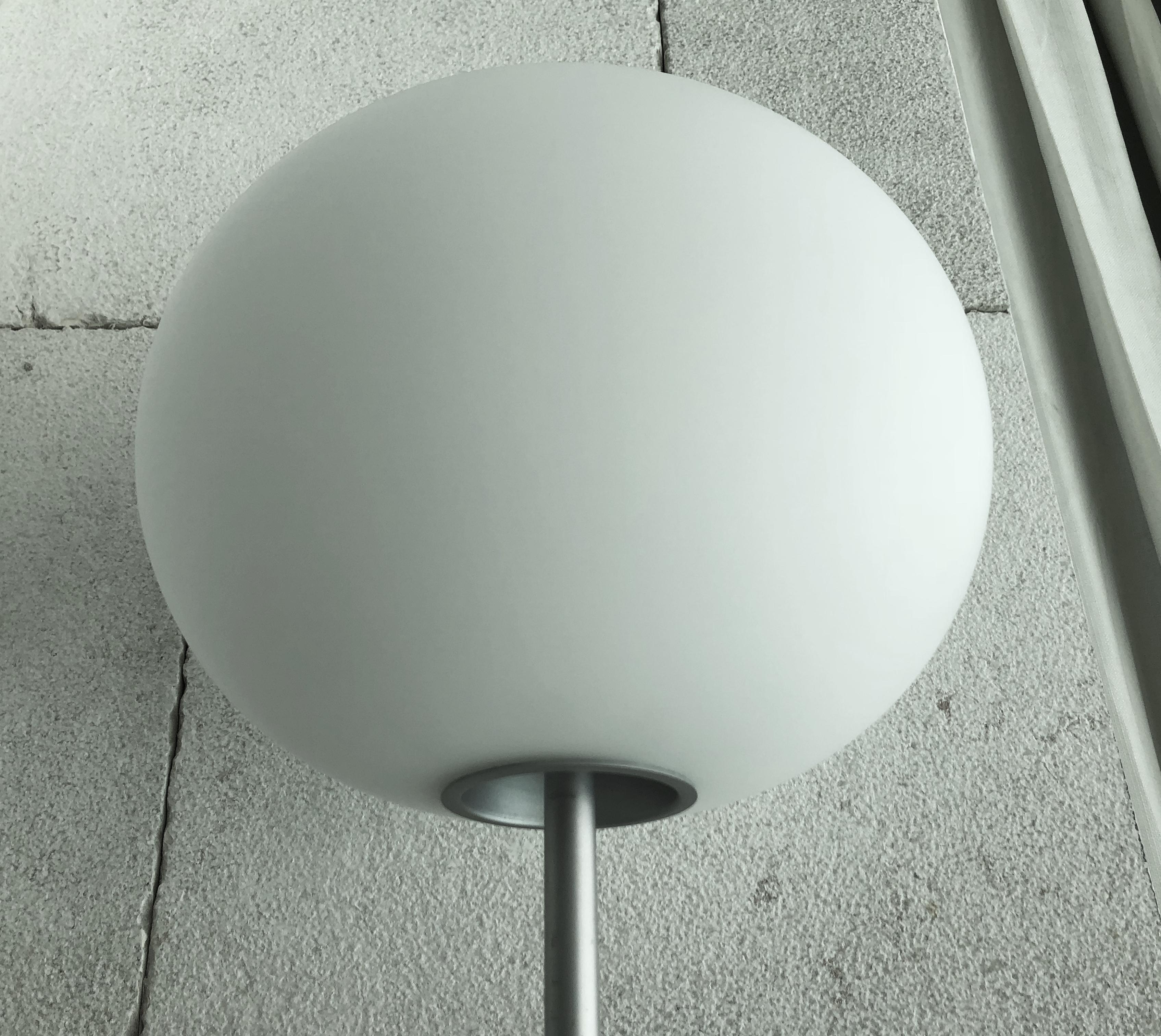 glo-ball t1 table lamp
