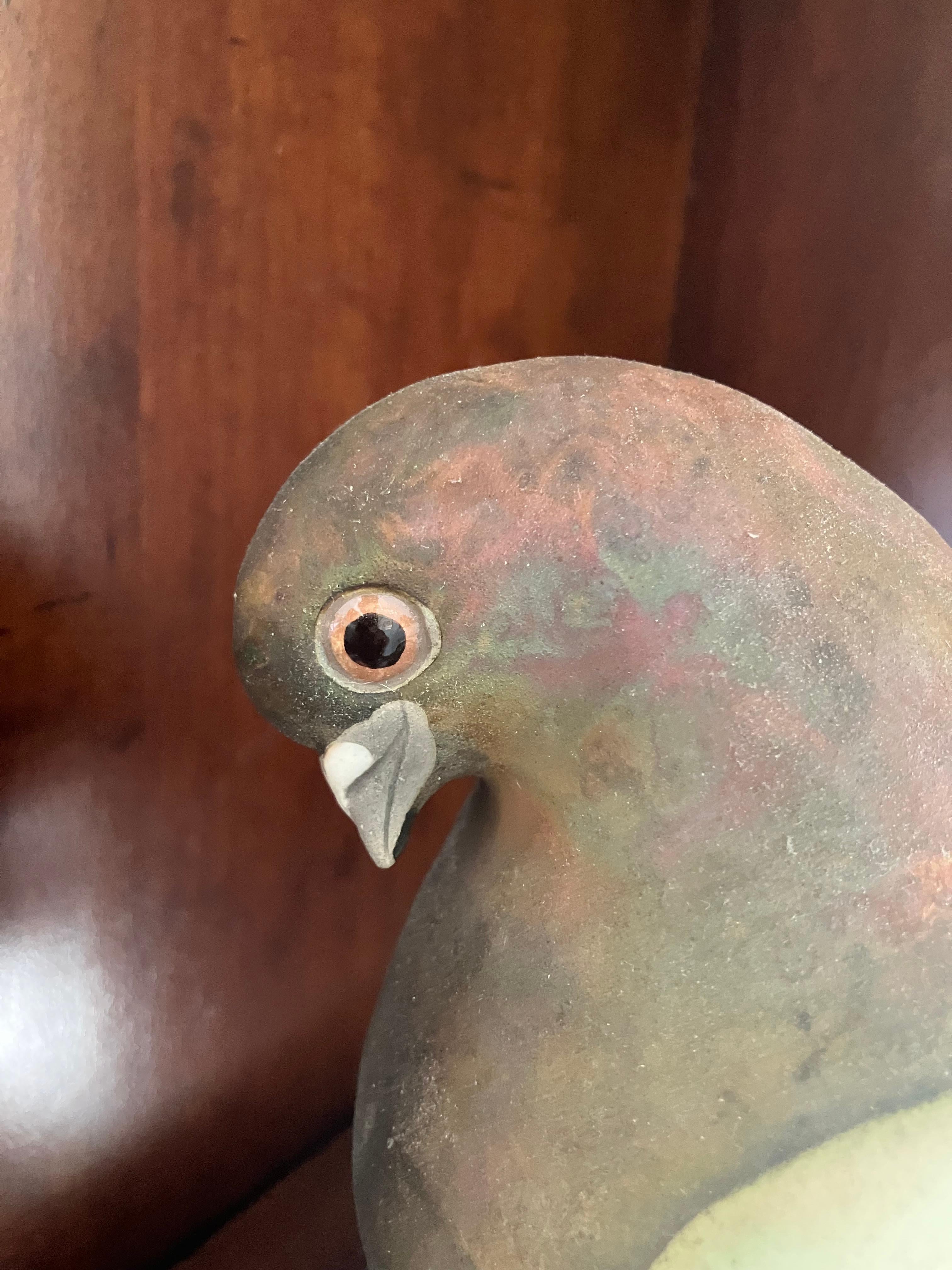 Glo Coalson ist ein amerikanischer Künstler, der vor allem für seine im Raku-Stil gebrannten Vogelskulpturen bekannt ist. Sie sind aus Ton, aber sie sind so endlich fertig. Sie wirken fast wie Glas. Sie sind mit einer Glasur überzogen. 