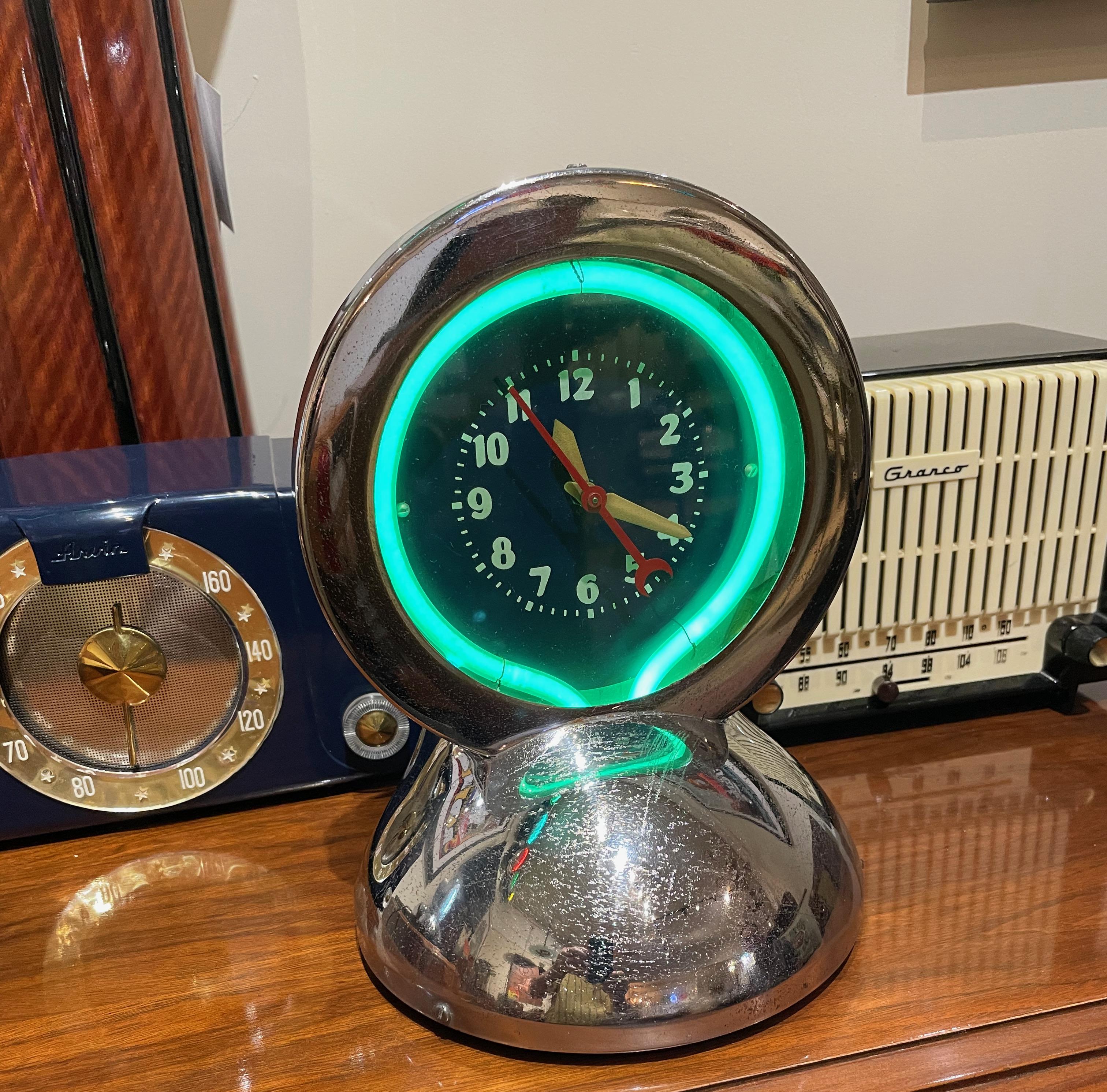 Art Deco Glo-Dial Neon Chrom Tischuhr mit türkis grünem Neon. Sehr seltene und originelle Leuchte. Großartiges Zifferblatt mit ungewöhnlicher grüner Farbe. Es ist schwer, mit dieser Farbe neues Neon zu erzeugen. Meistens sieht man orange, rosa und