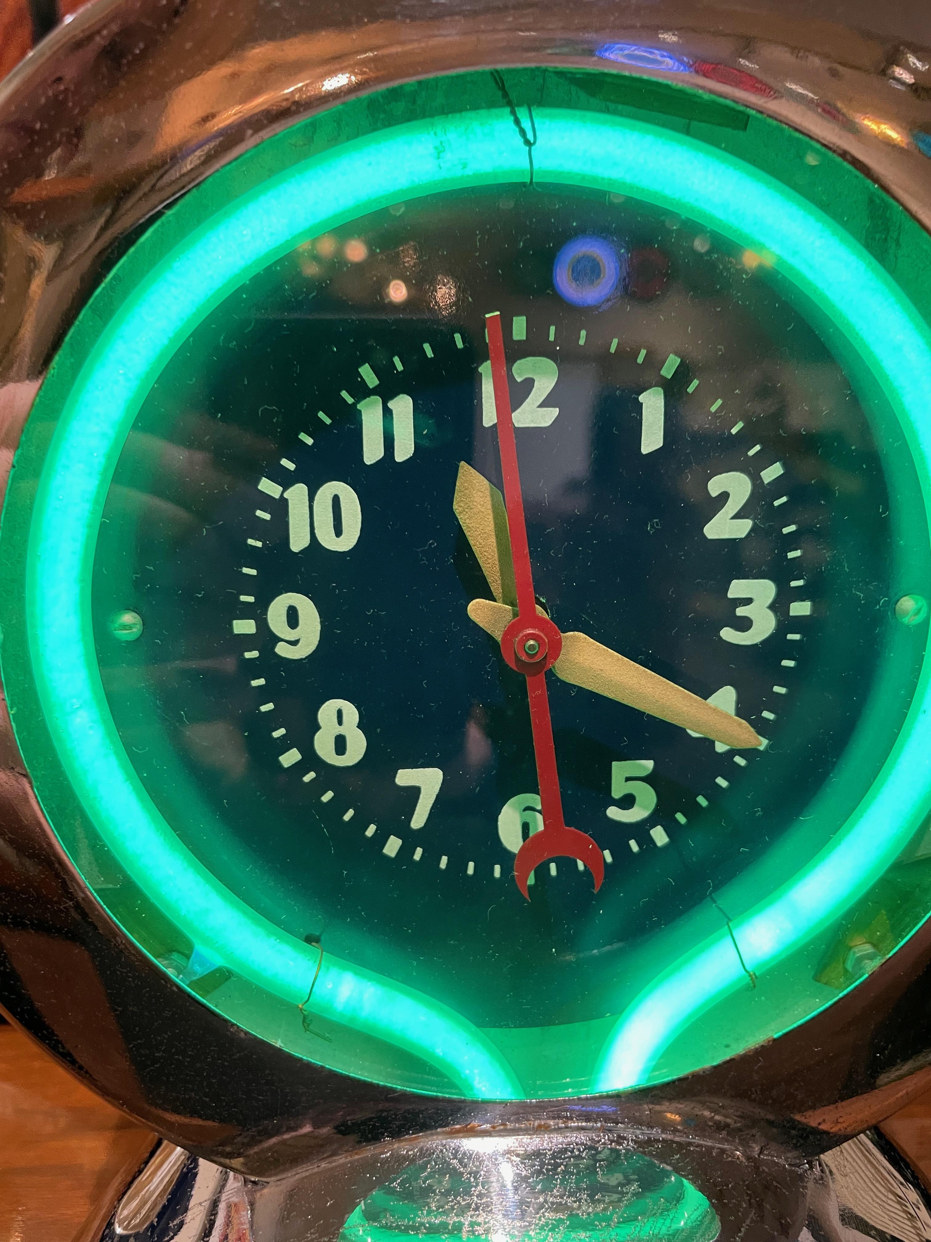 Américain Horloge de bureau chromée Glo avec néon vert d'origine en vente