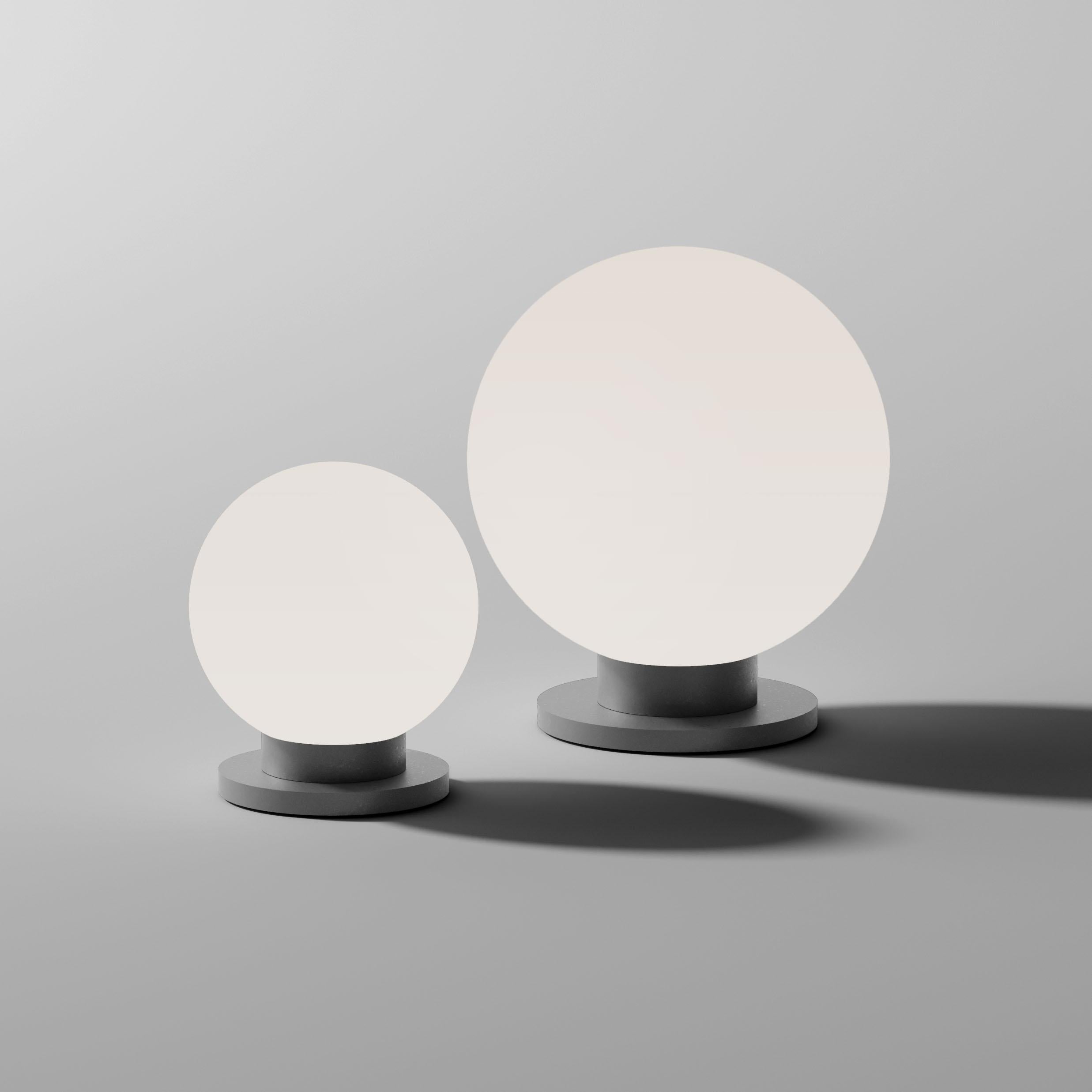 Lampe de bureau Glo, 21686, par Stillux Illuminazione
Dimensions : D 15 x H 17 cm.
MATERIAL : Acier, fer, verre.

Toutes nos lampes peuvent être câblées en fonction de chaque pays. Si elle est vendue aux États-Unis, elle sera câblée pour les