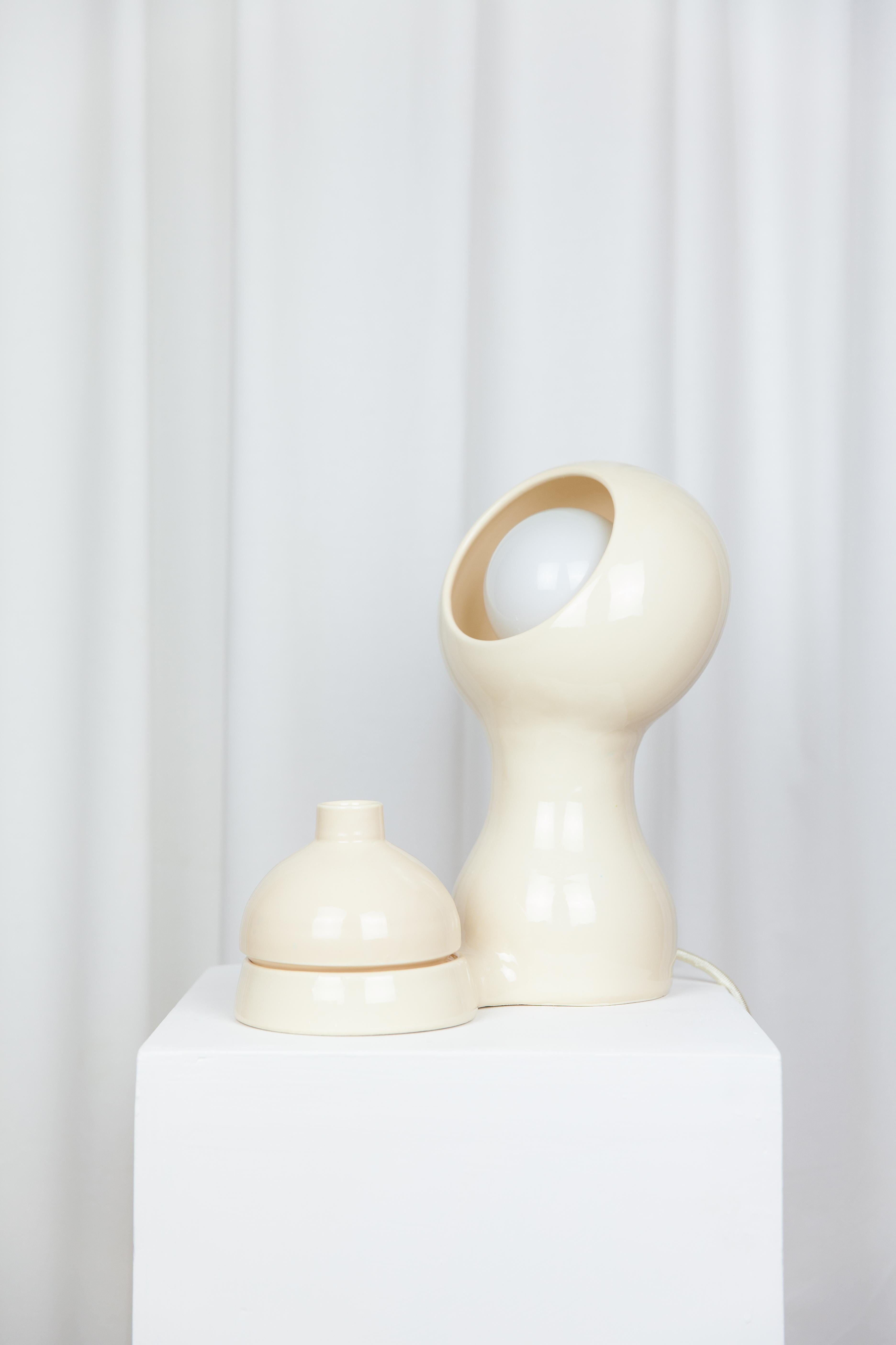 Glob Beige lamp + vase by Lola Mayeras
Dimensions: D29 x W 18 x W 32 cm
Materials: Earthenware.
Other colours available.

Lamp with detachable vase, white earthenware, glazed in beige.
This piece is designed and handcrafted in the south of