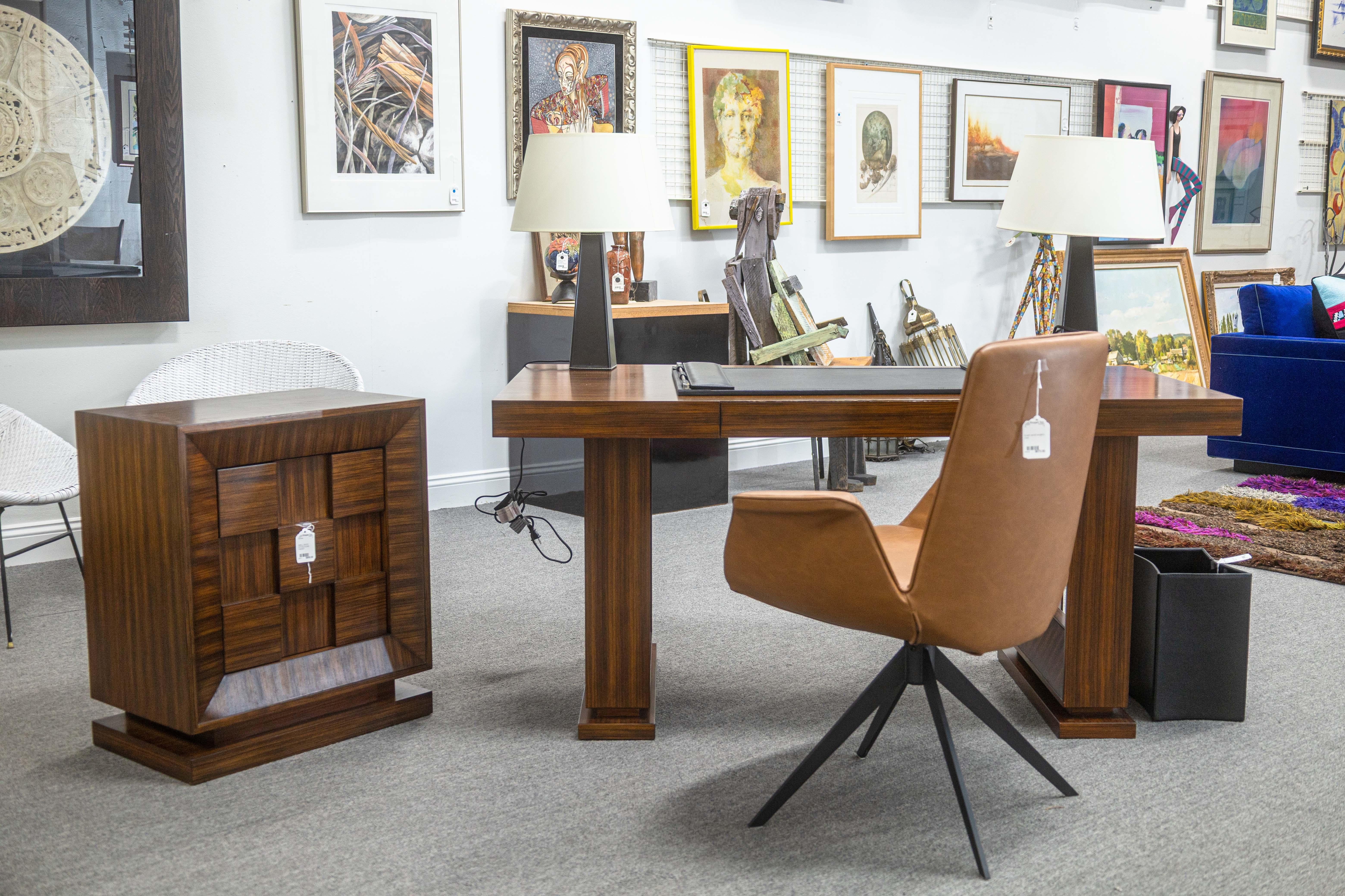 Ein Zebraholz-Laminat-Füllschrank von Global Views. Dieser wunderbare kleine zeitgenössische Schrank zeichnet sich durch ein von der Mitte des Jahrhunderts inspiriertes Design und eine wunderschöne Zebrano-Laminatoberfläche aus. Die Vorderseite