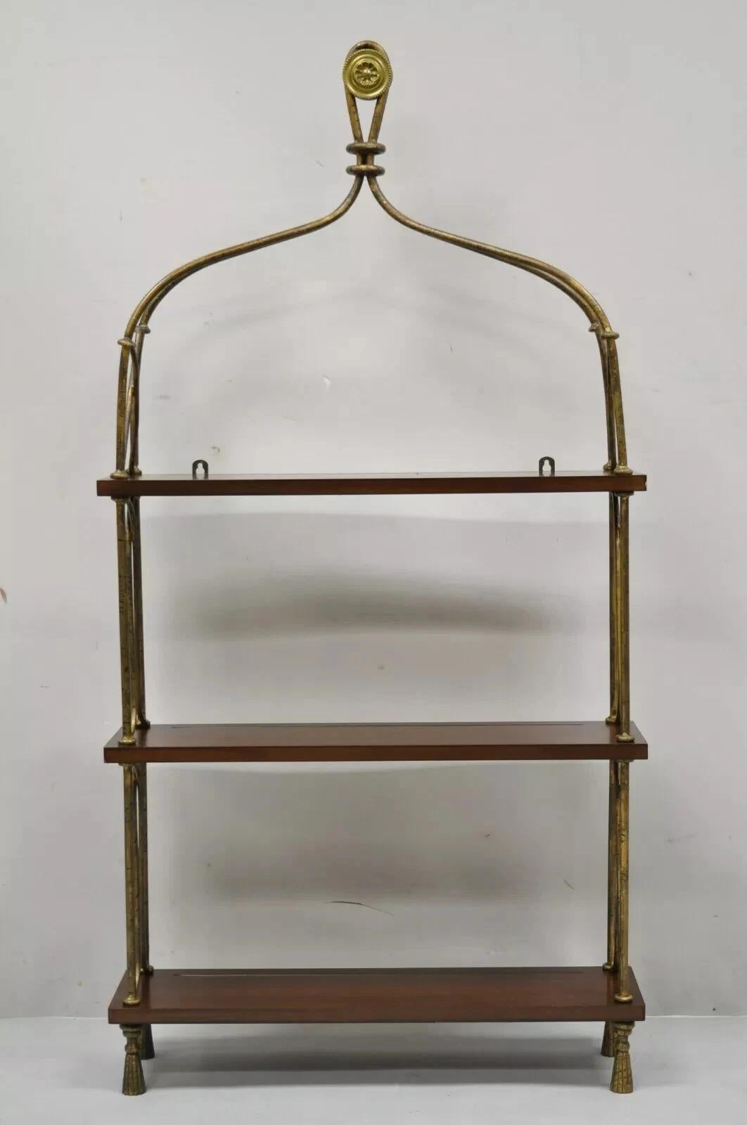 Inviaci un messaggio con il tuo codice postale per richiedere un preventivo per la spedizione negli Stati Uniti.

Global Views Scaffale espositivo da parete in ferro e legno con piede a nappe in stile francese. L'articolo è caratterizzato da una