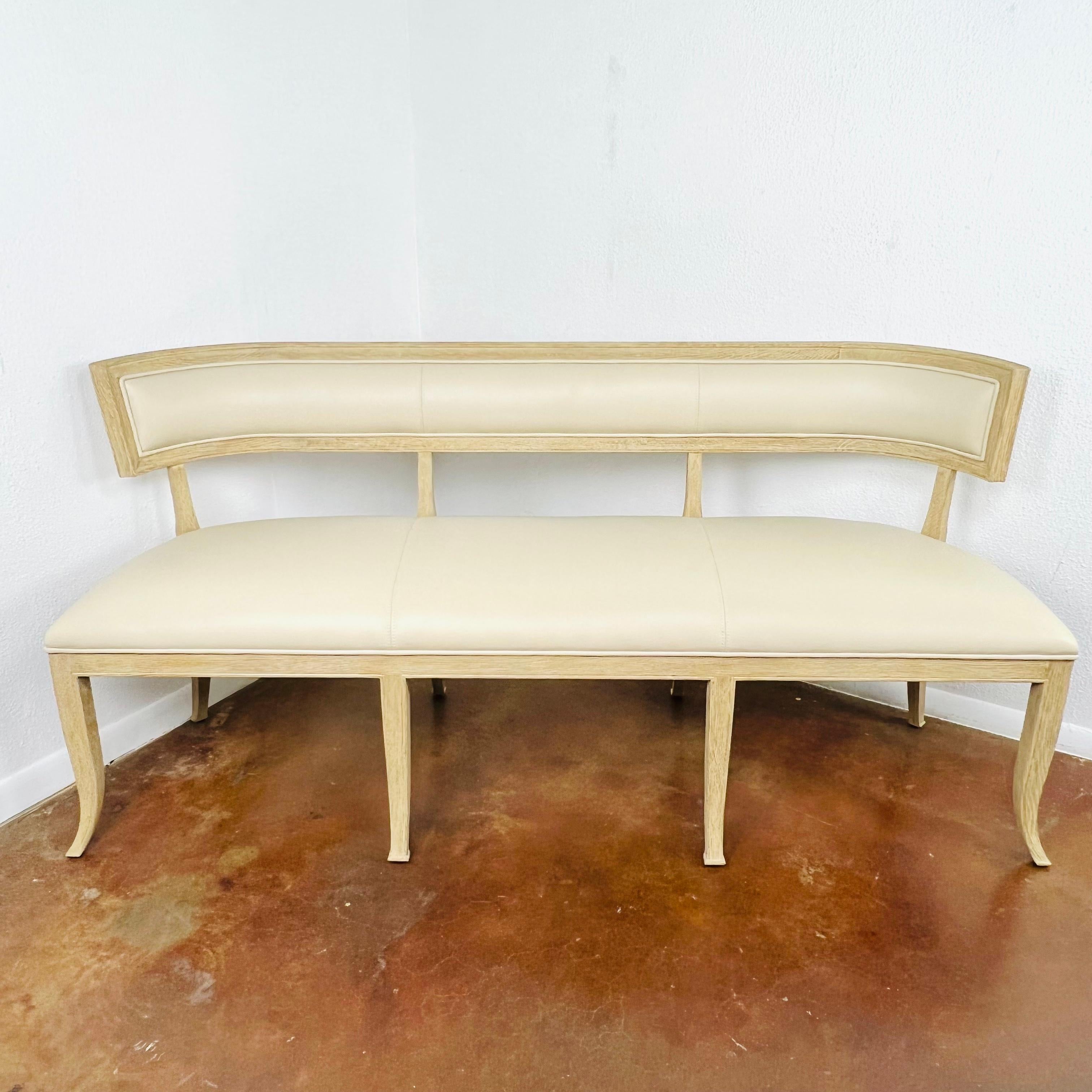 Mid-Century moderno Panca Klismos in pelle di Global Views in vendita