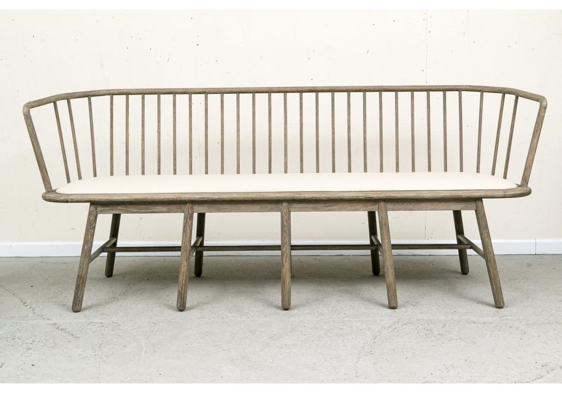 Banc Windsor de qualité avec coussin de siège en cuir Global Views État moyen - En vente à Bridgeport, CT