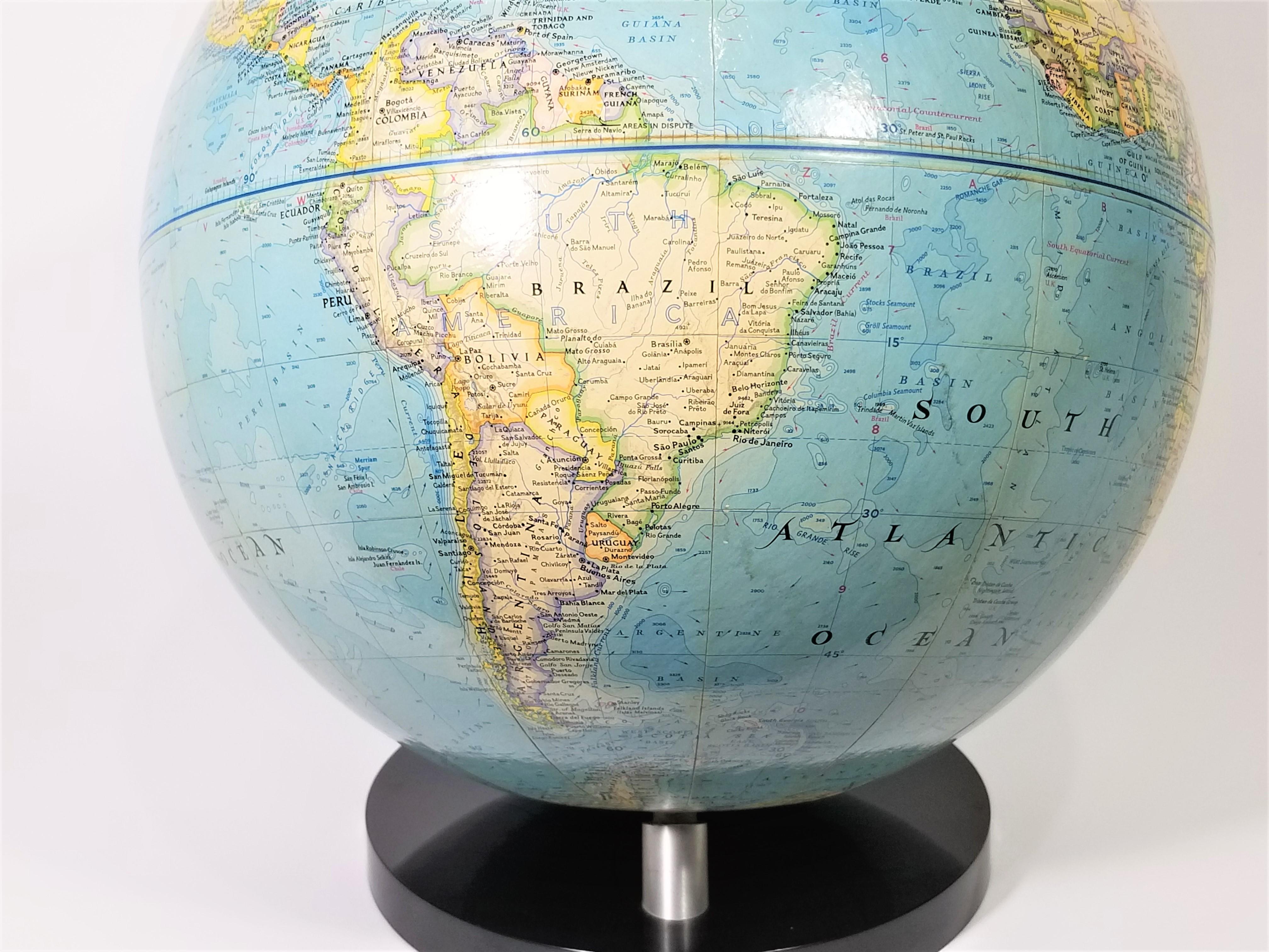 Globe 1976 National Geographic World Globe In Excellent Condition In New York, NY
