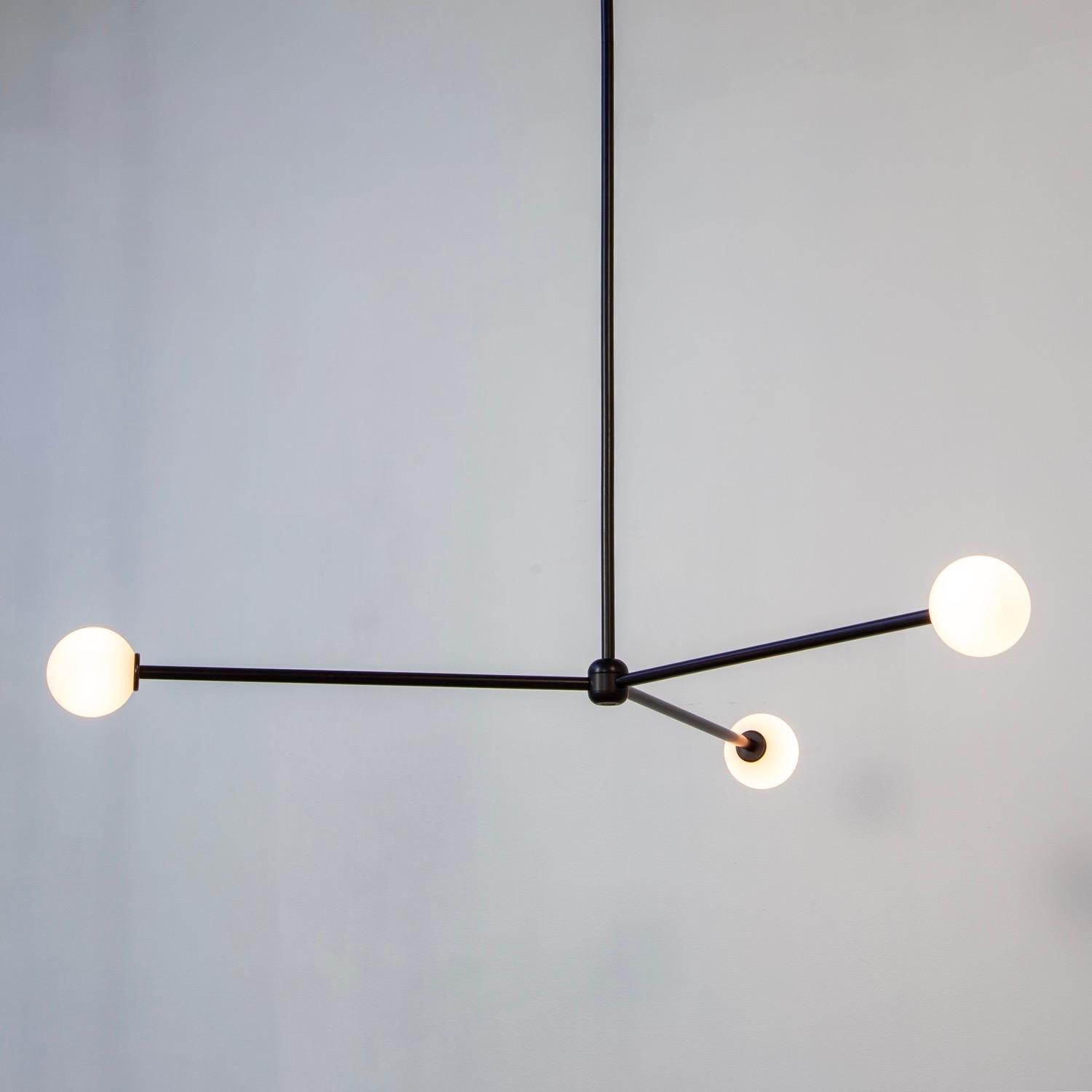 Cette offre concerne 1x Globe 3 Chandelier conçu et fabriqué par Design-Light. 

MATERIAL : Steele, verre
Finition : Acier revêtu de poudre en noir
Électronique : 3x douilles G9, 3x ampoules LED de 4,5 watts (incluses), 1350 Lumens au