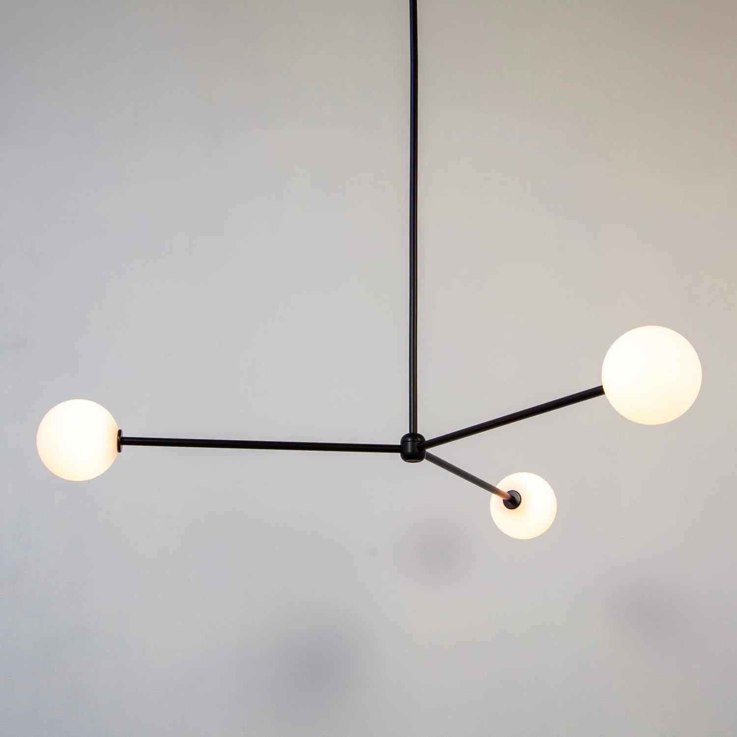 Cette offre concerne 1x Globe 3 Chandelier conçu et fabriqué par Design-Light. 

MATERIAL : Steele, verre
Finition : Acier revêtu de poudre en noir
Électronique : 3x douilles G9, 3x ampoules LED de 4,5 watts (incluses), 1350 Lumens au