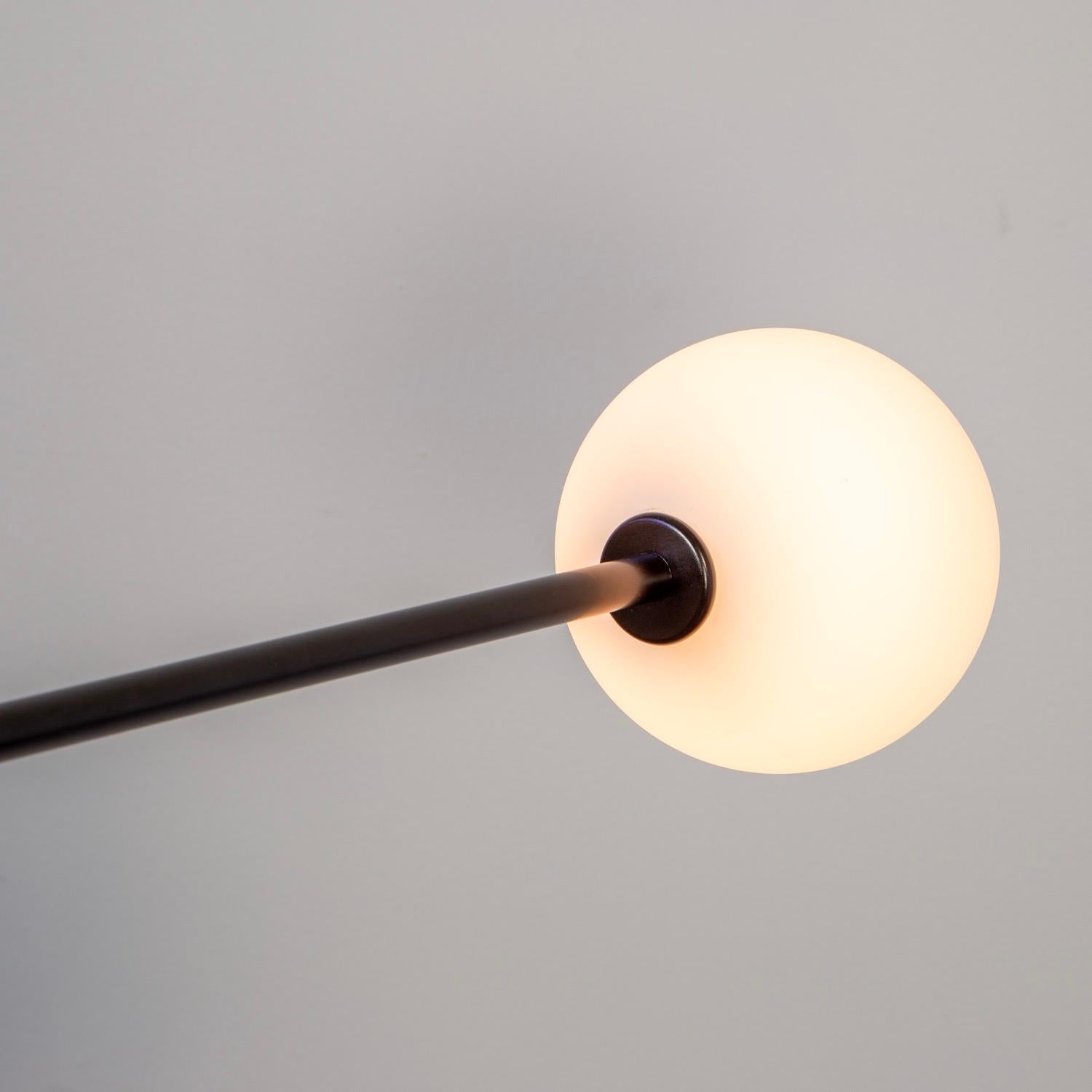 Moderne Lustre Globe 3, par RESEARCH Lighting, noir, globe en verre de 5 po, fait sur commande en vente