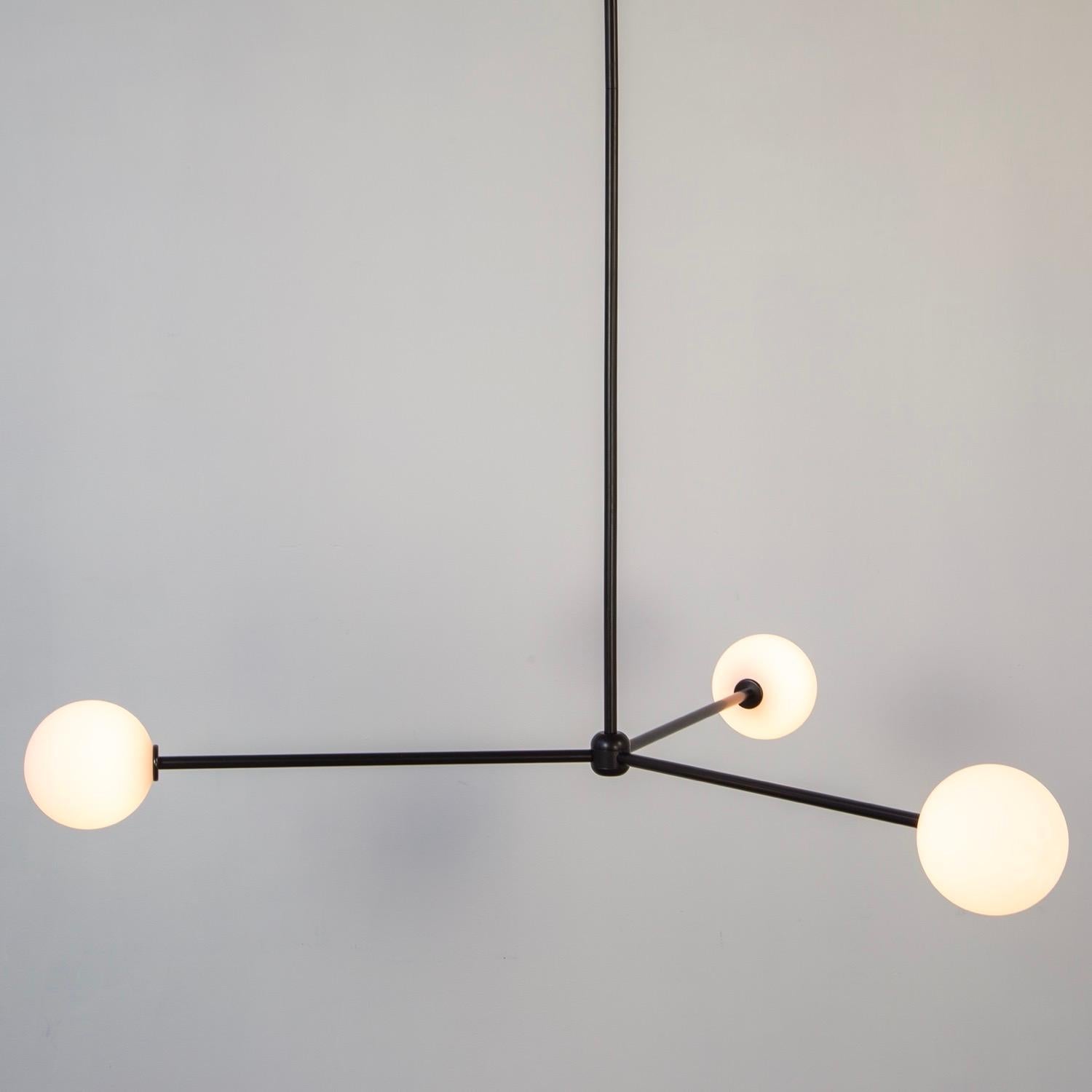Américain Lustre Globe 3, par RESEARCH Lighting, noir, globe en verre de 5 po, fait sur commande en vente