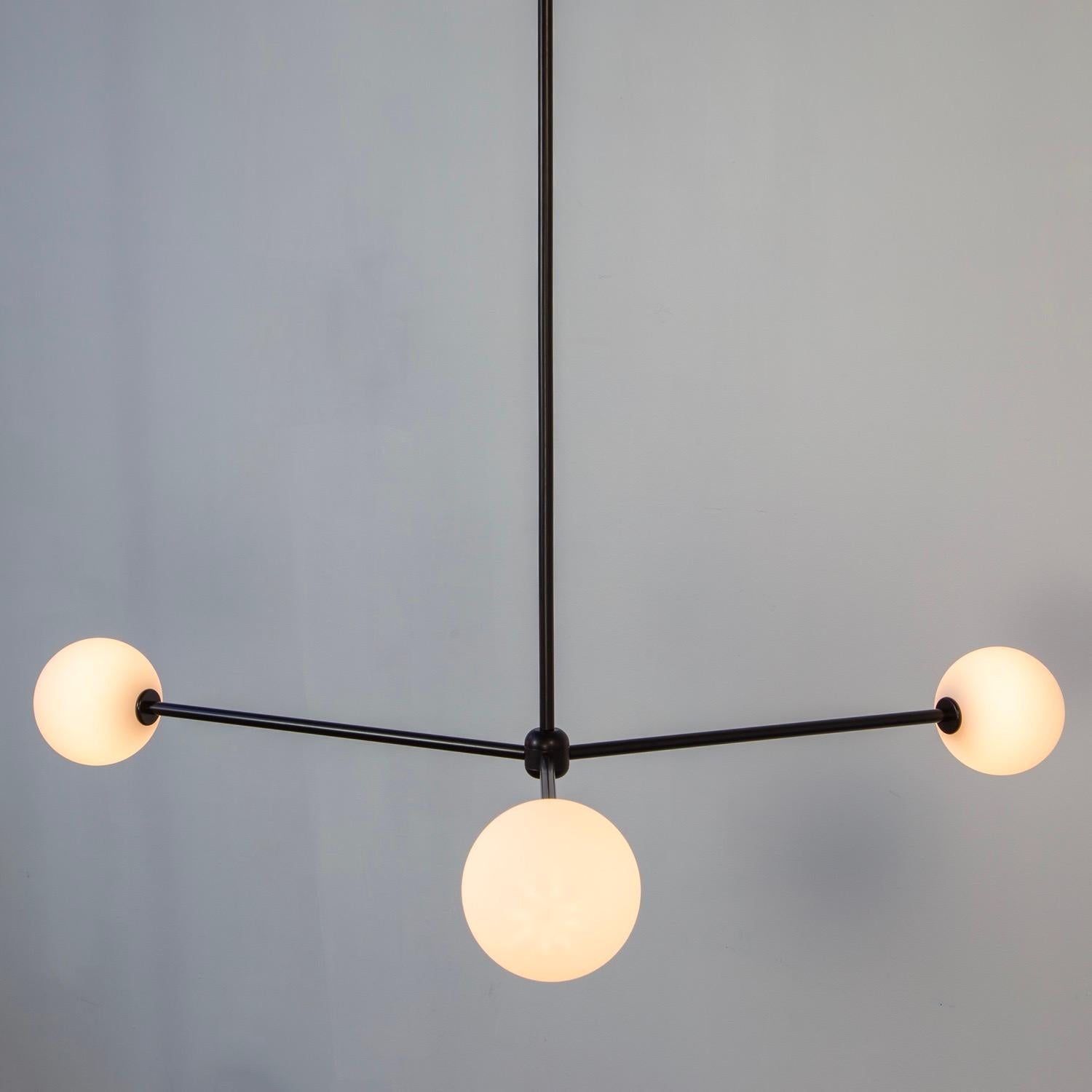 Fait à la machine Lustre Globe 3, par RESEARCH Lighting, noir, globe en verre de 5 po, fait sur commande en vente