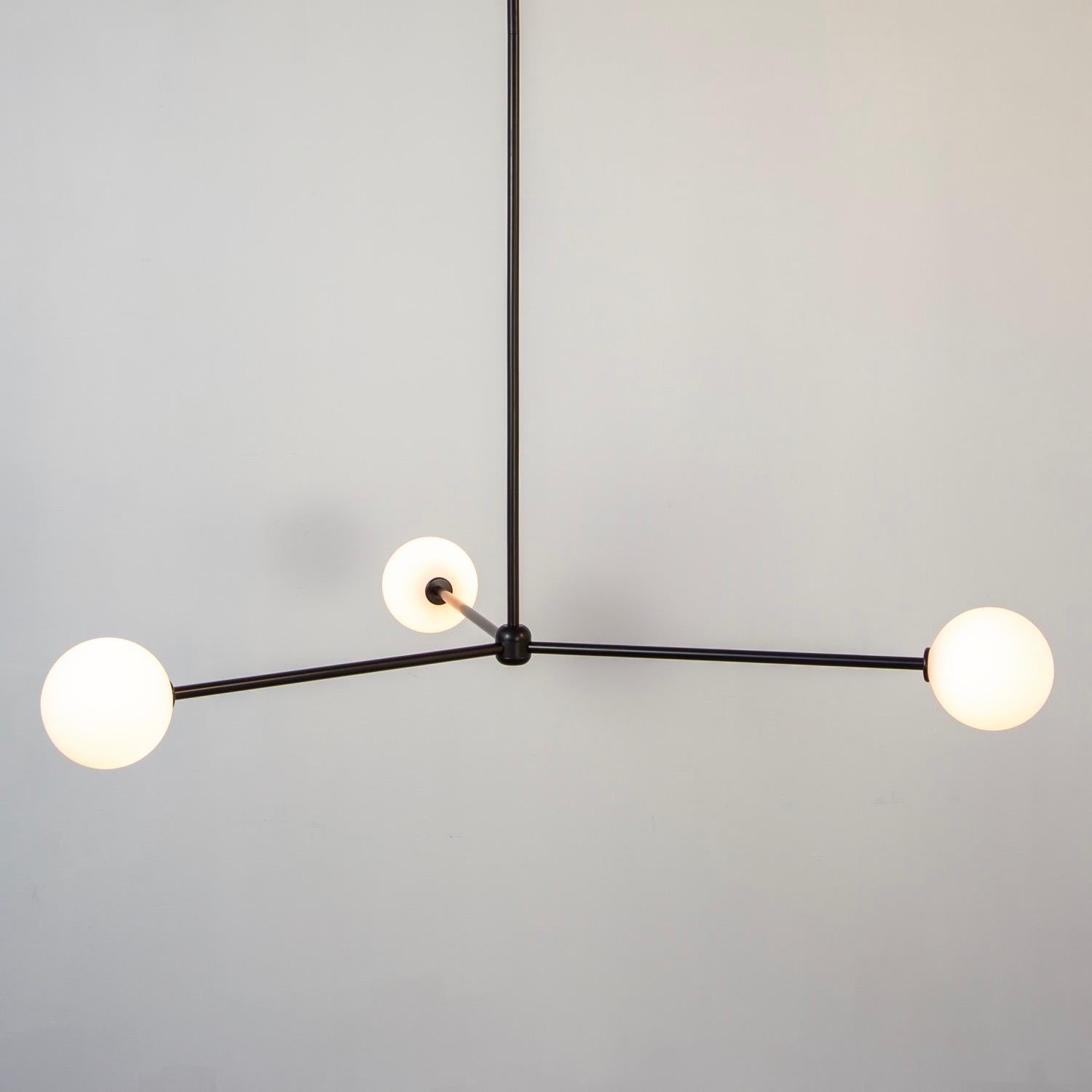 Lustre Globe 3, par RESEARCH Lighting, noir, globe en verre de 5 po, fait sur commande Neuf - En vente à Brooklyn, NY