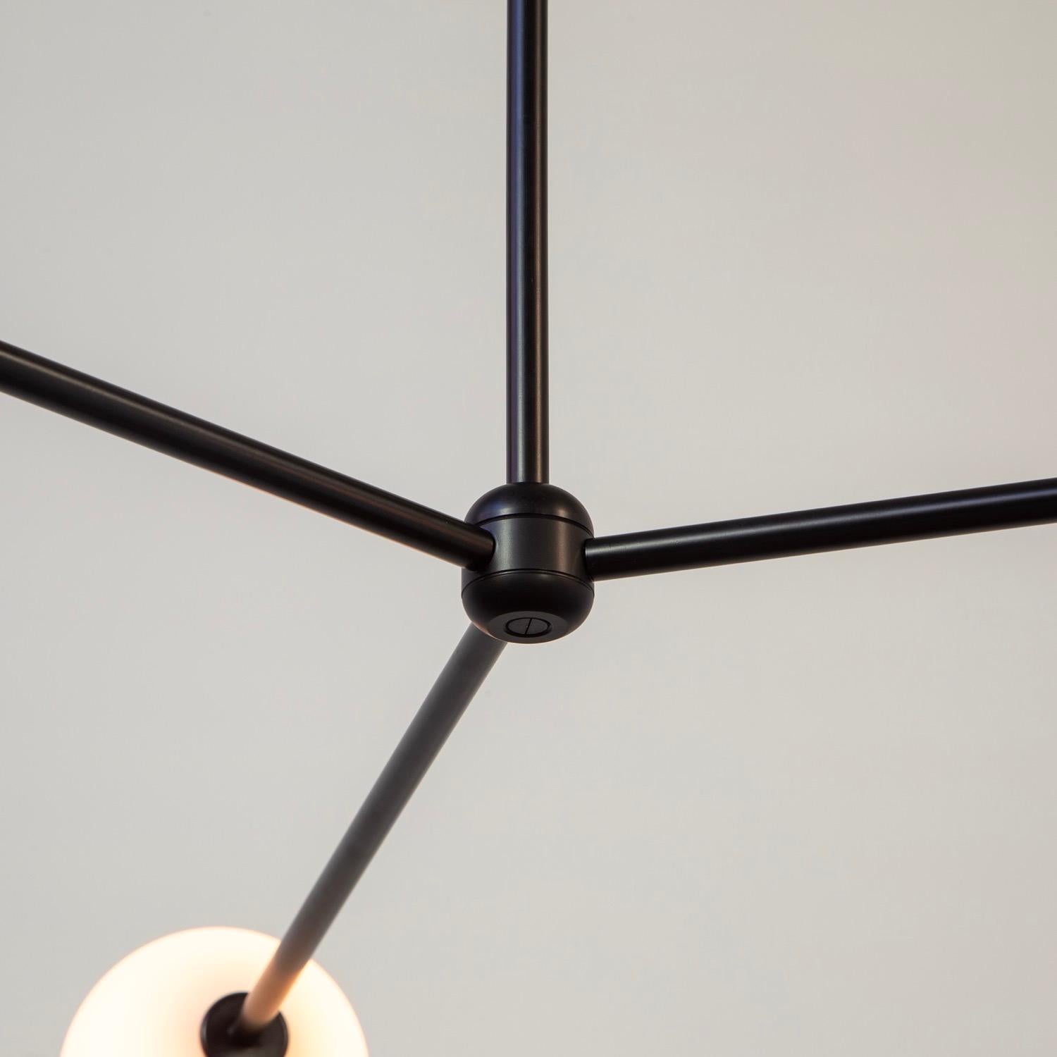 Lustre Globe 3, par RESEARCH Lighting, noir, globe en verre de 5 po, fait sur commande en vente 1
