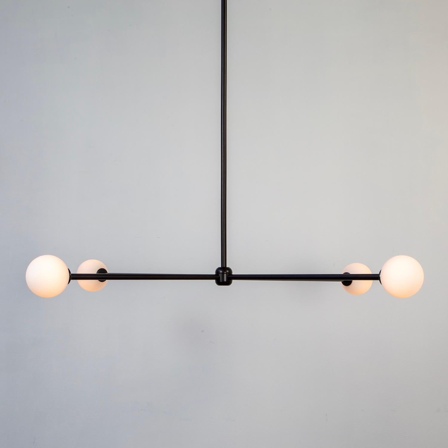 Cette offre concerne 1x Globe 4 Chandelier conçu et fabriqué par Design-Light. 

MATERIAL : Steele, verre
Finition : Acier revêtu de poudre en noir
Électronique : 4x douilles G9, 4x ampoules LED de 4,5 watts (incluses), 1800 Lumens au