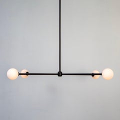 Lampadario Globe 4, di Research.Lighting, nero, Globo di vetro da 3 pollici, realizzato su ordinazione