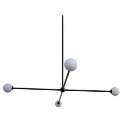 Lampadario Globe 4, di Research.Lighting, nero, Globo di vetro da 3 pollici, realizzato su ordinazione